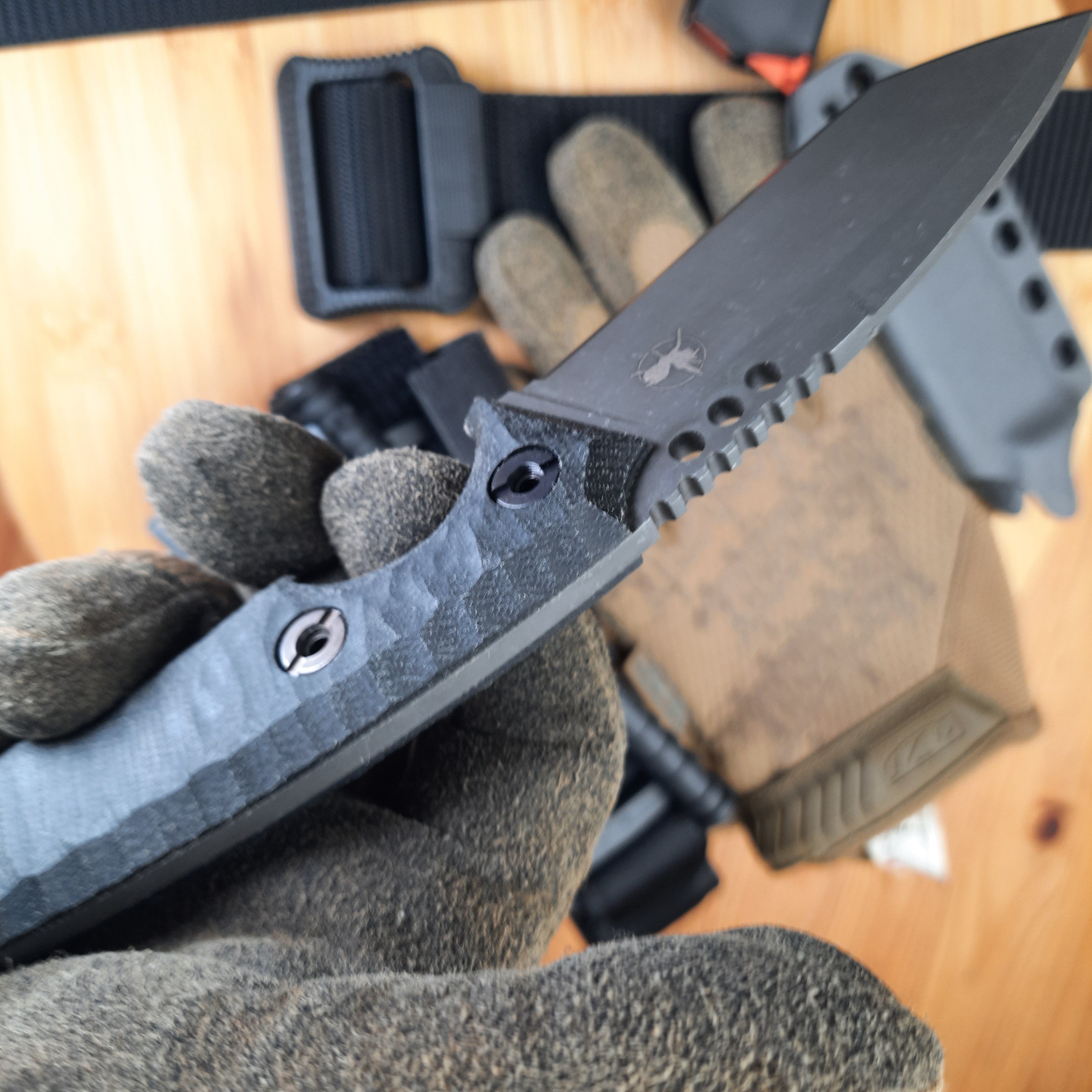 Atrax BOA Taktisches Messer Stonewashed mit braunem G10-Griff