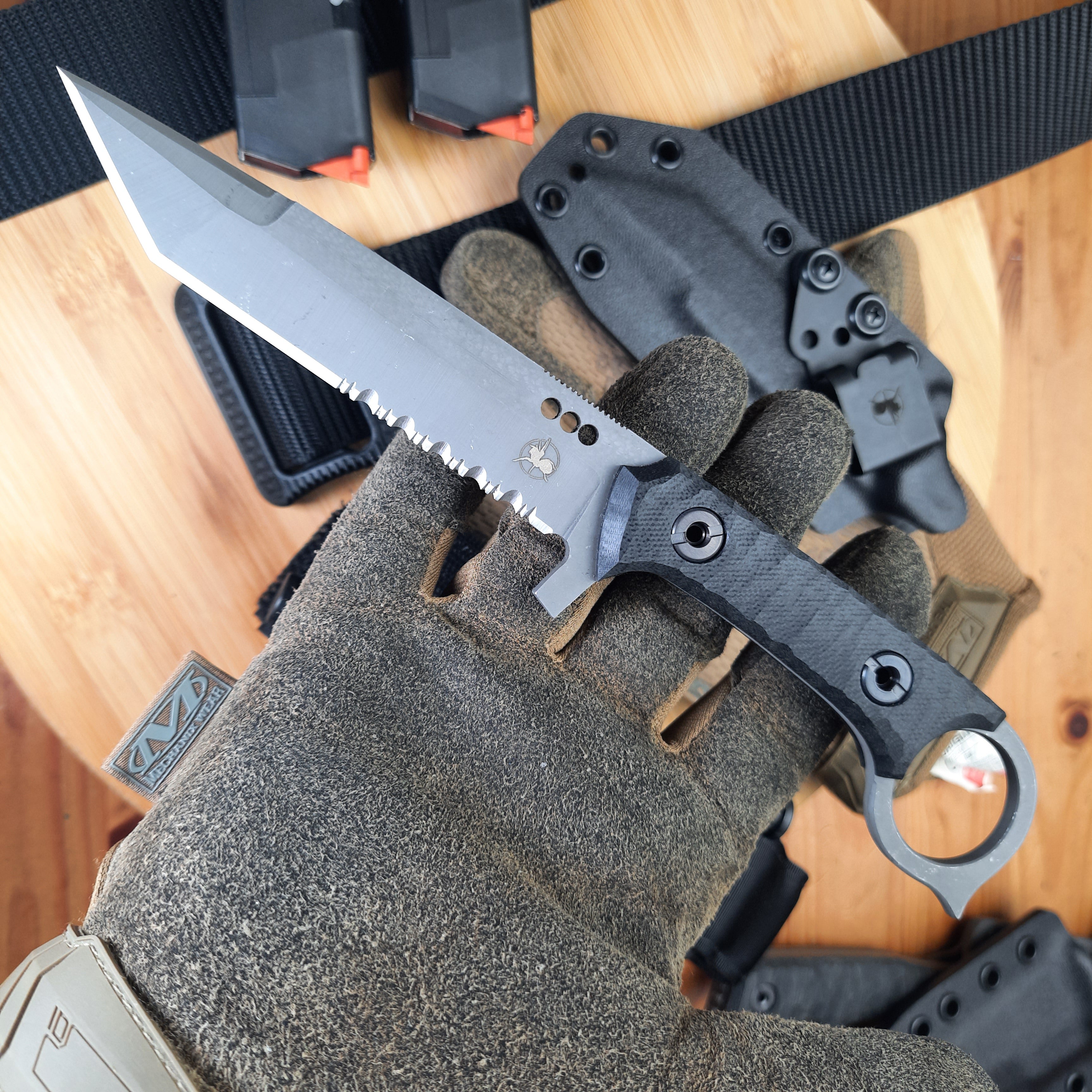 Nóż taktyczny Atrax Shadow XL z rękojeścią z brązowego płótna Micarta