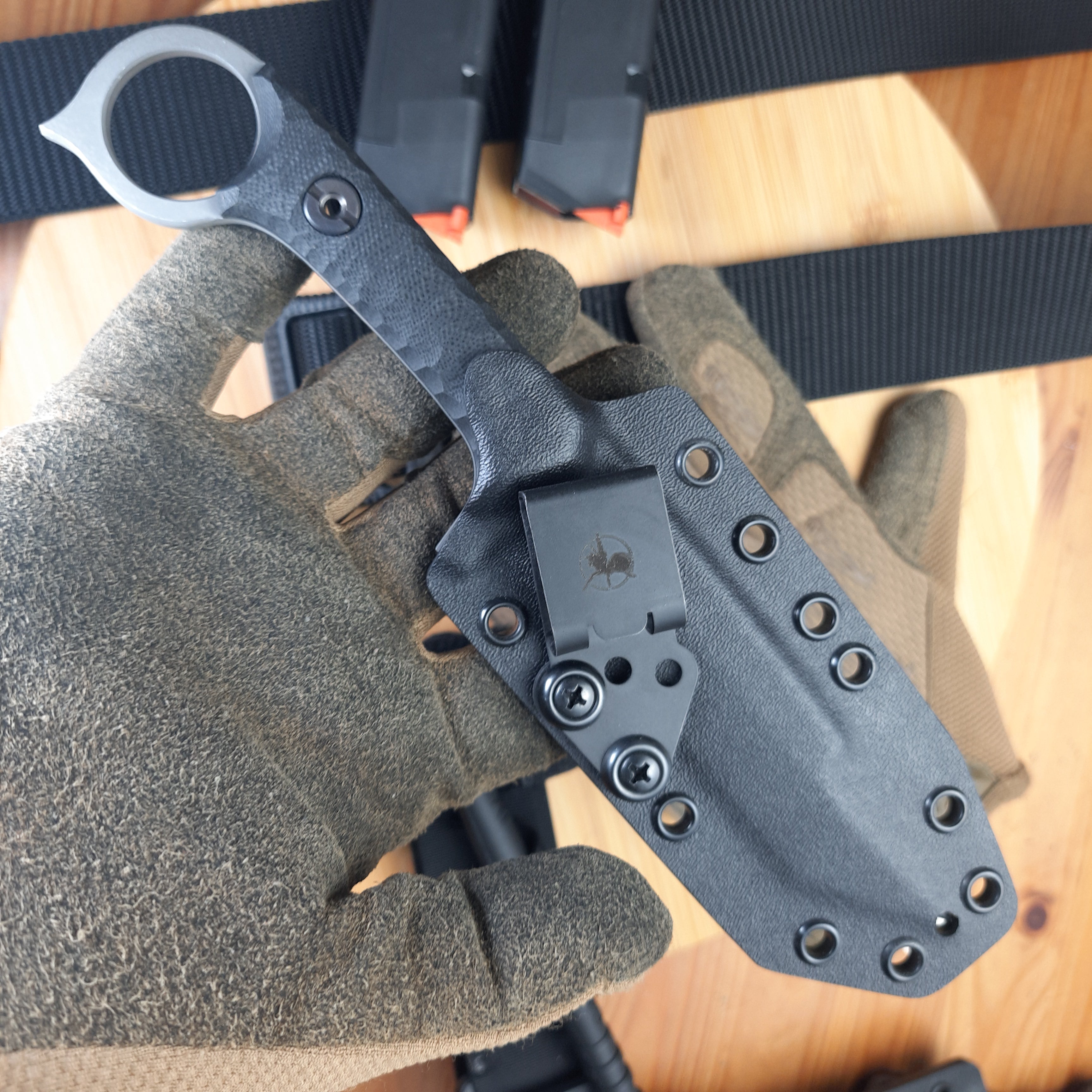 Nóż taktyczny Atrax Shadow XL z rękojeścią z brązowego płótna Micarta