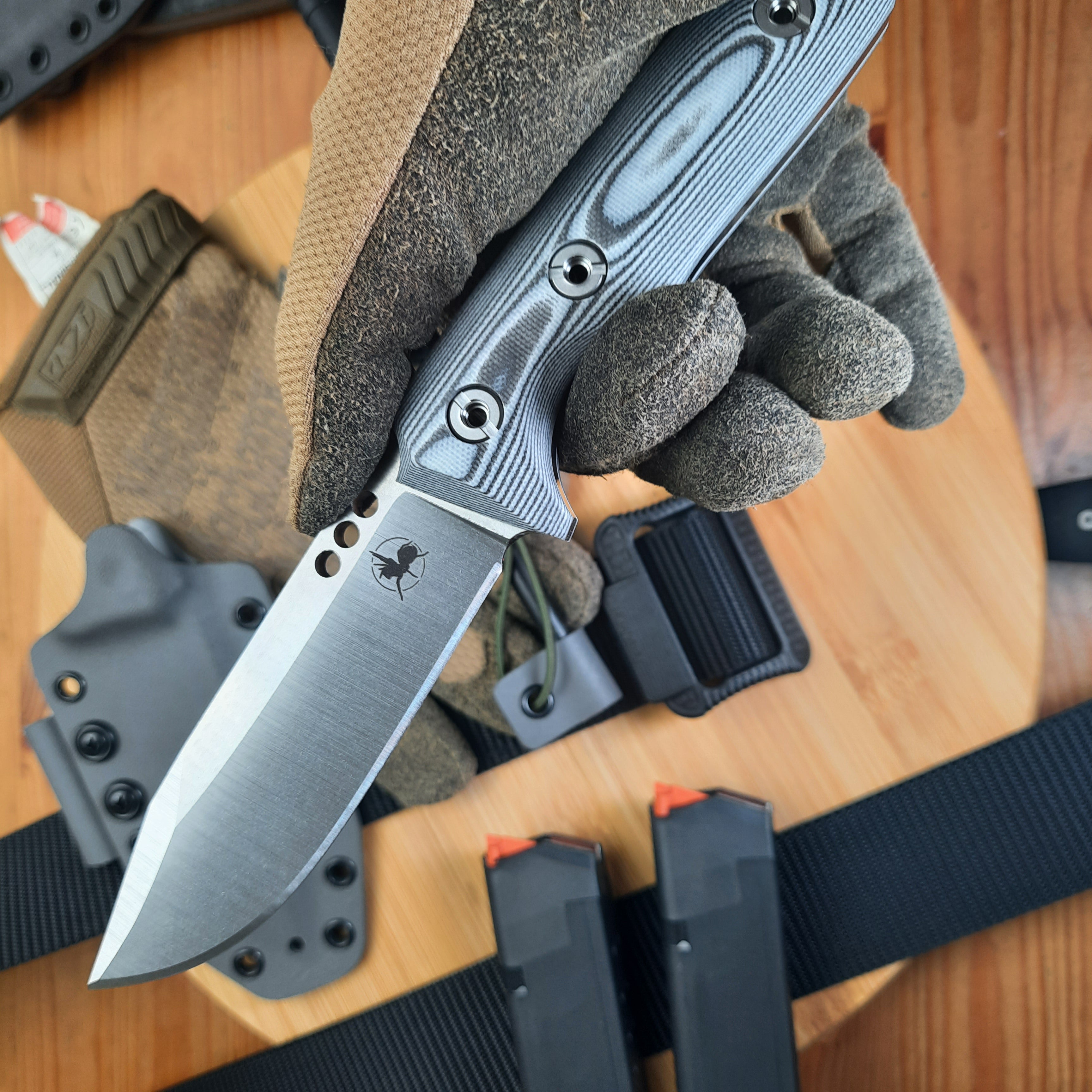 Nóż taktyczny Atrax BOA Stonewashed z rękojeścią z czarnego płótna Micarta i metalicznym szarym Kydexem