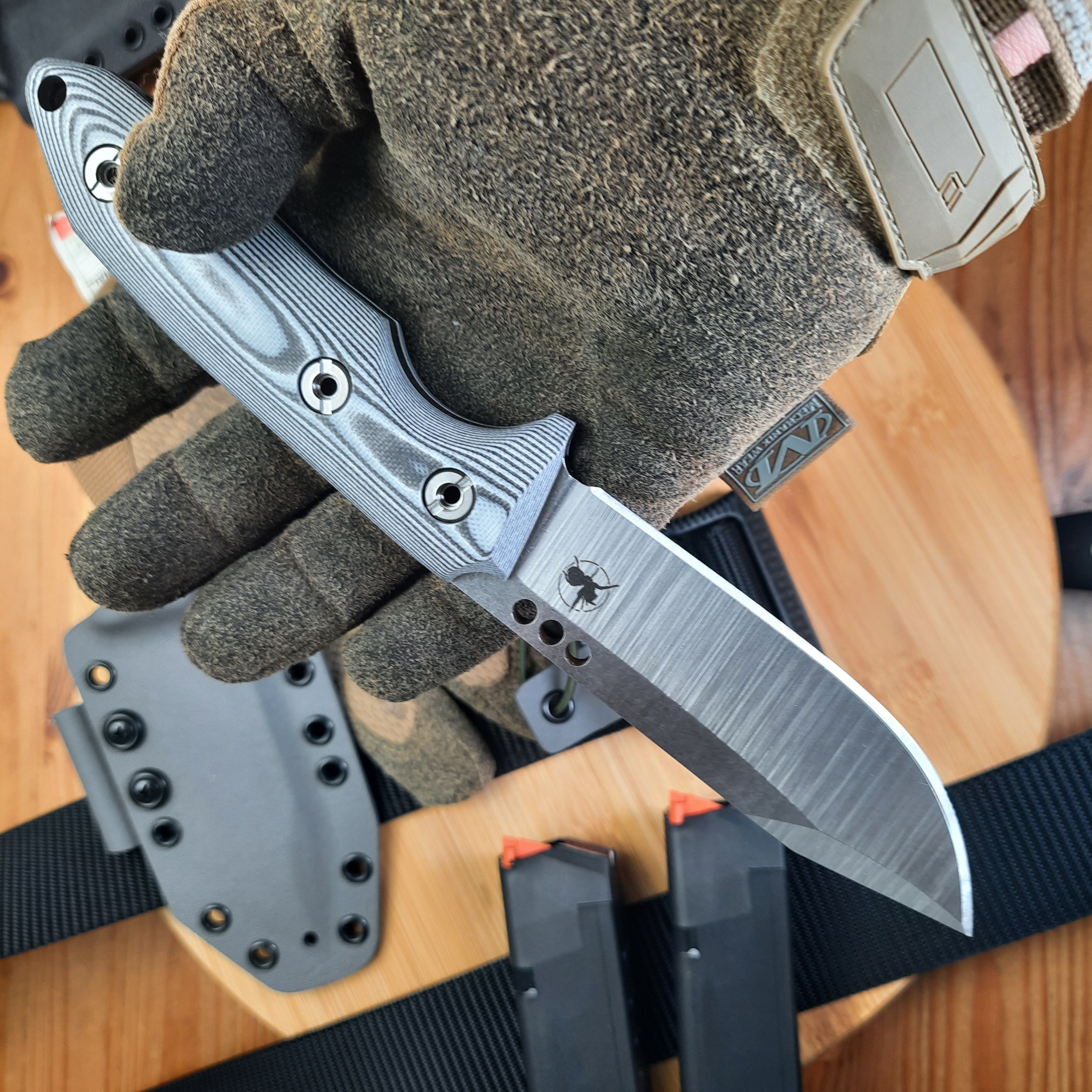 Nóż taktyczny Atrax BOA Stonewashed z rękojeścią z czarnego płótna Micarta i metalicznym szarym Kydexem