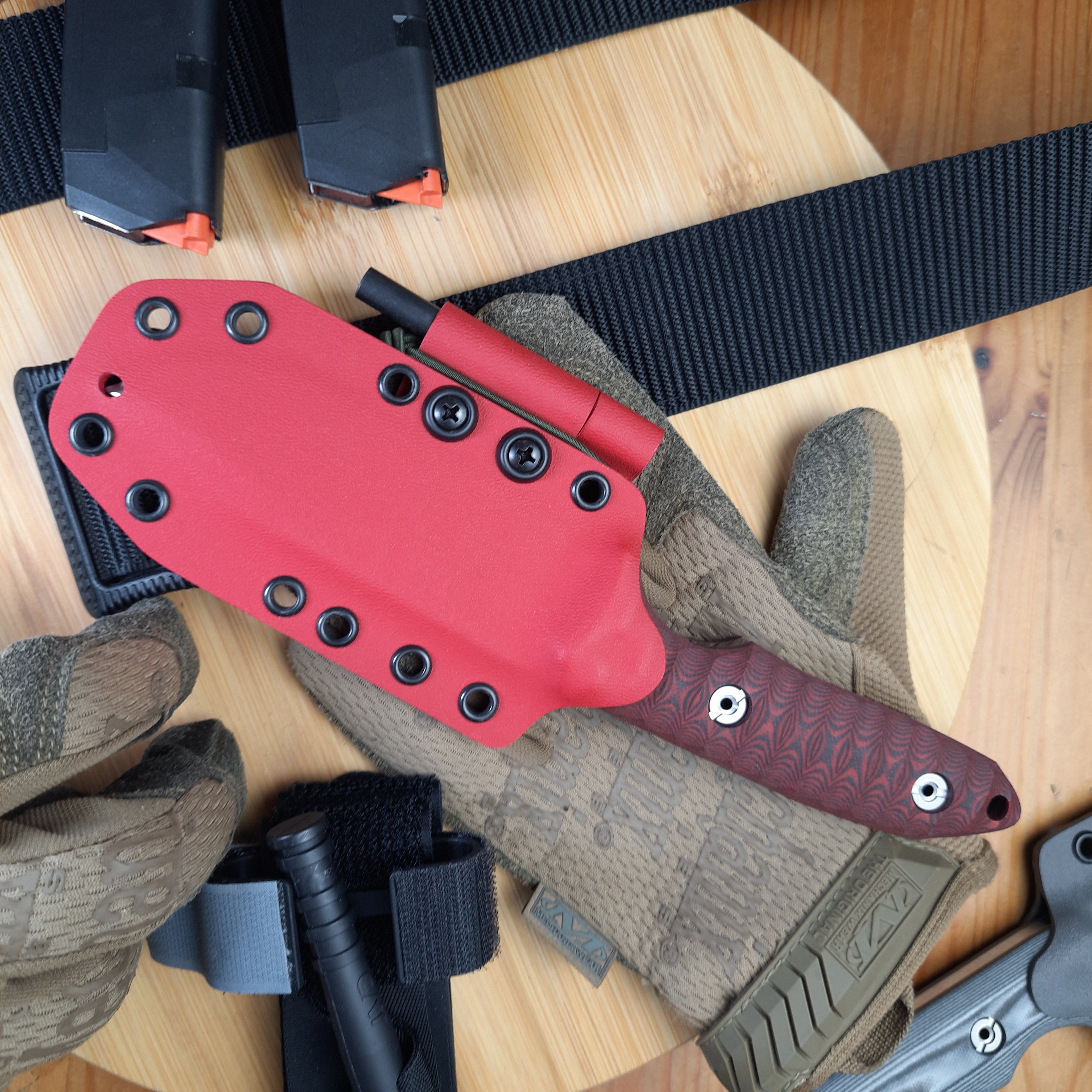 Nóż taktyczny Atrax BOA Stonewashed z rękojeścią z czarnego płótna Micarta i metalicznym szarym Kydexem