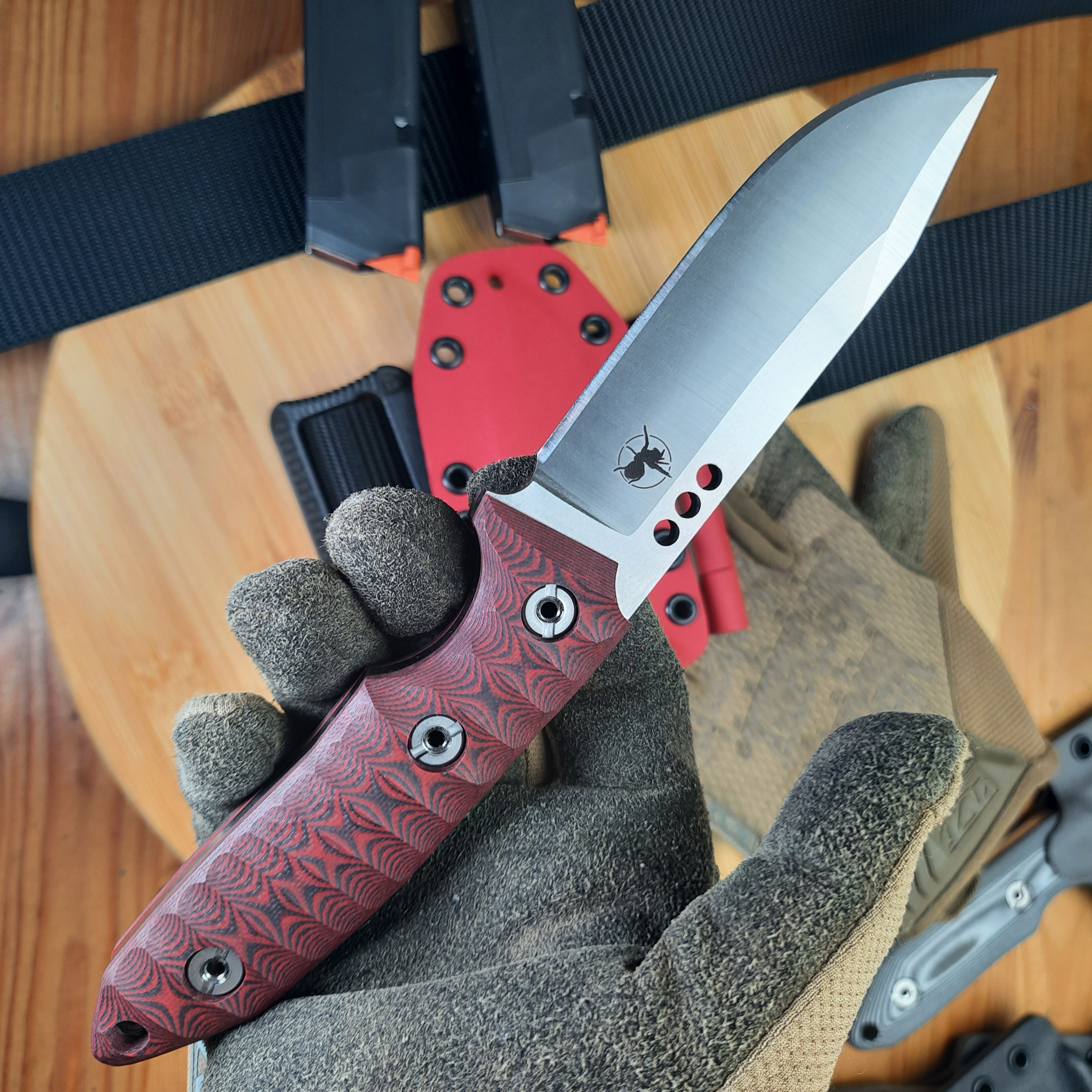 Nóż taktyczny Atrax BOA Stonewashed z rękojeścią z czarnego płótna Micarta i metalicznym szarym Kydexem