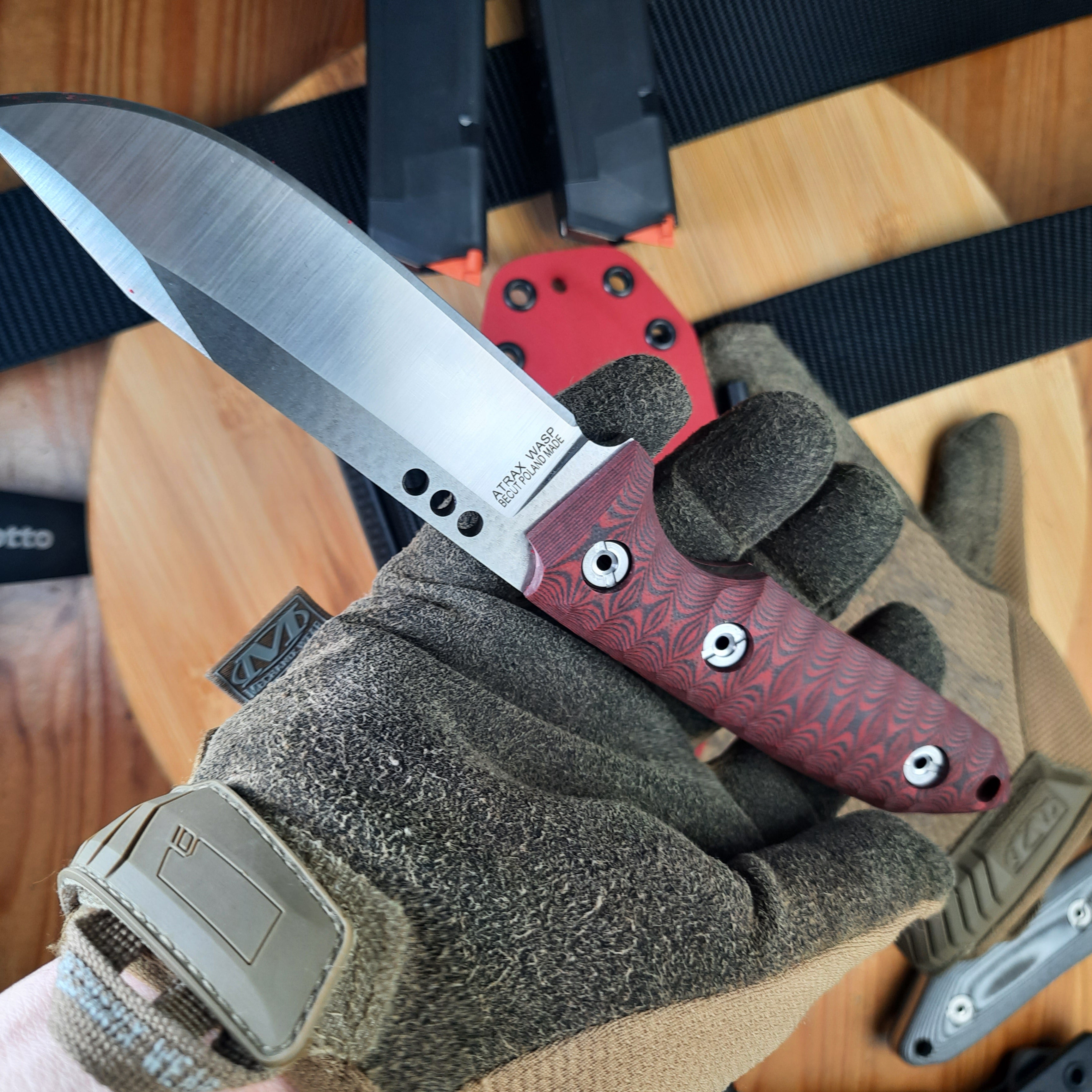 Nóż taktyczny Atrax BOA Stonewashed z rękojeścią z czarnego płótna Micarta i metalicznym szarym Kydexem