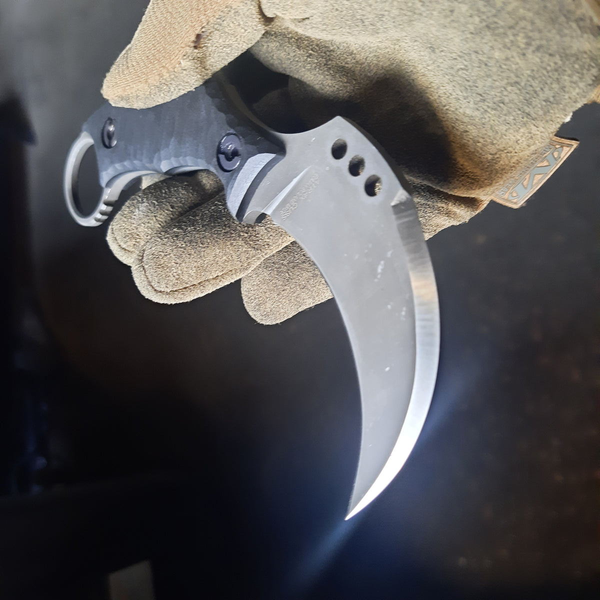 Atrax MARDUK Taktisches Messer mit braunem Griff und Coyote Tan Cerakote