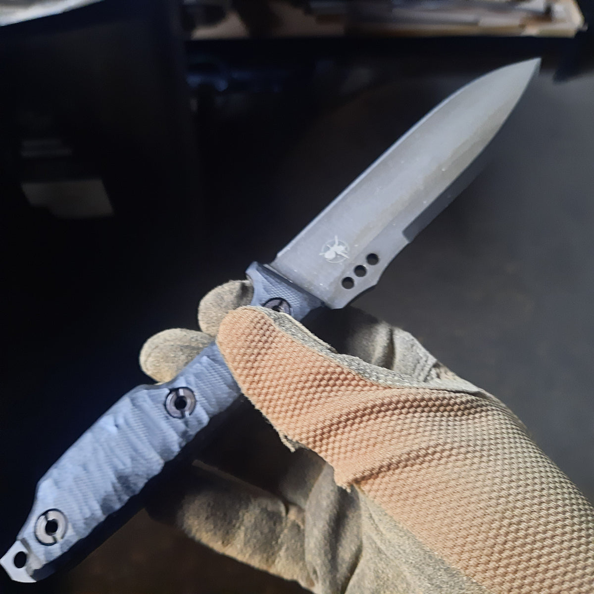 Atrax NOXIOUS Taktisches Messer mit braunem Griff und LR BLACK Cerakote