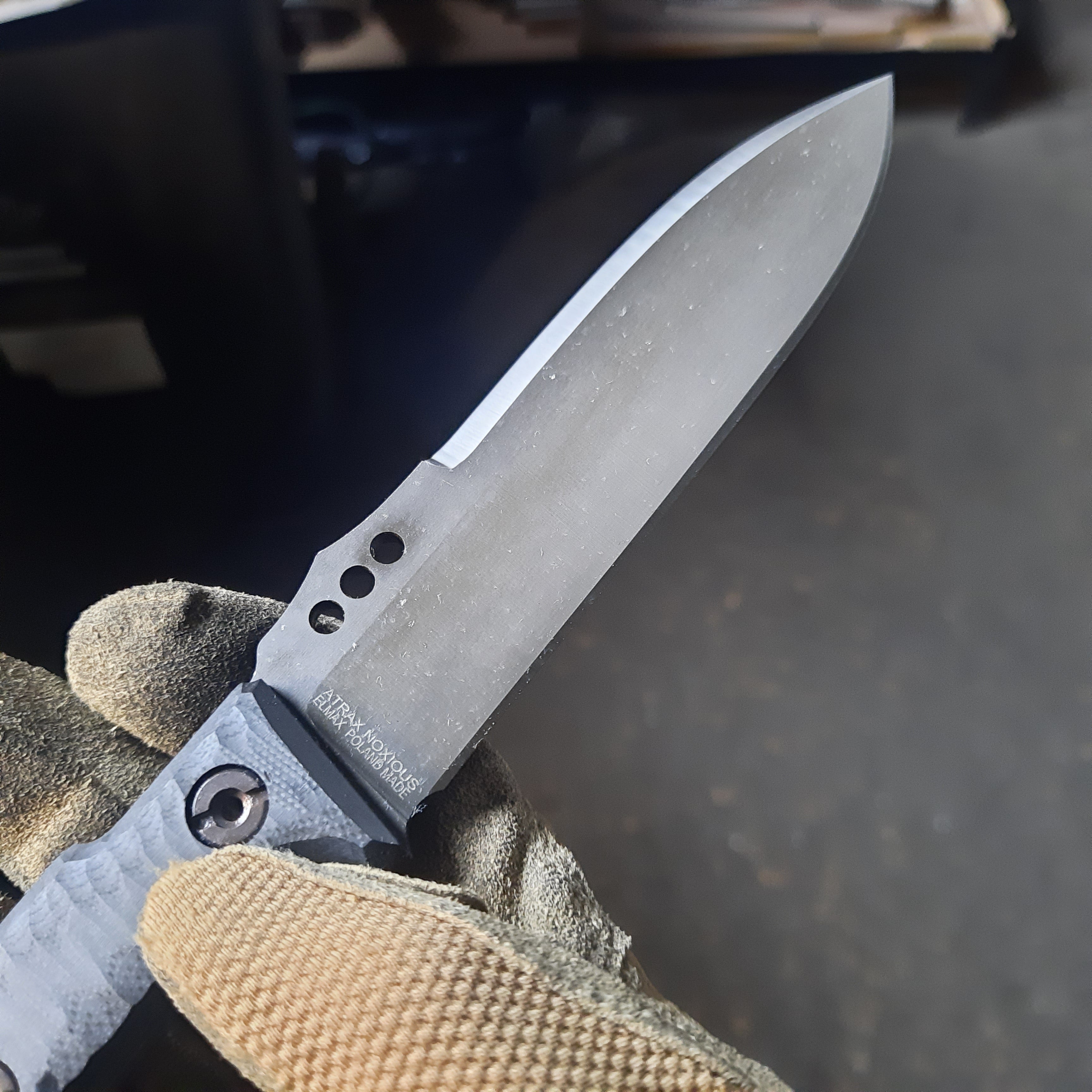 Atrax NOXIOUS Taktisches Messer mit braunem Griff und LR BLACK Cerakote