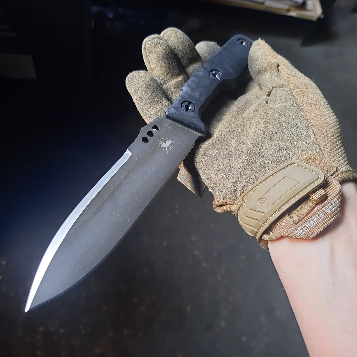 Atrax NOXIOUS Taktisches Messer mit braunem Griff und LR BLACK Cerakote