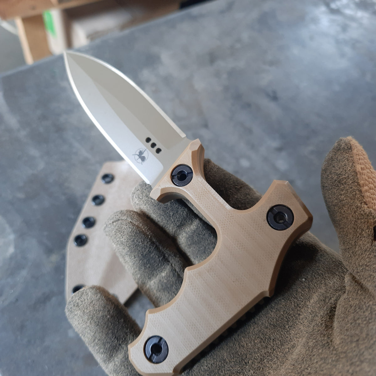Atrax ENKIDU Taktisches Stoßmesser mit schwarzem Griff und LR Black Cerakote-Finish