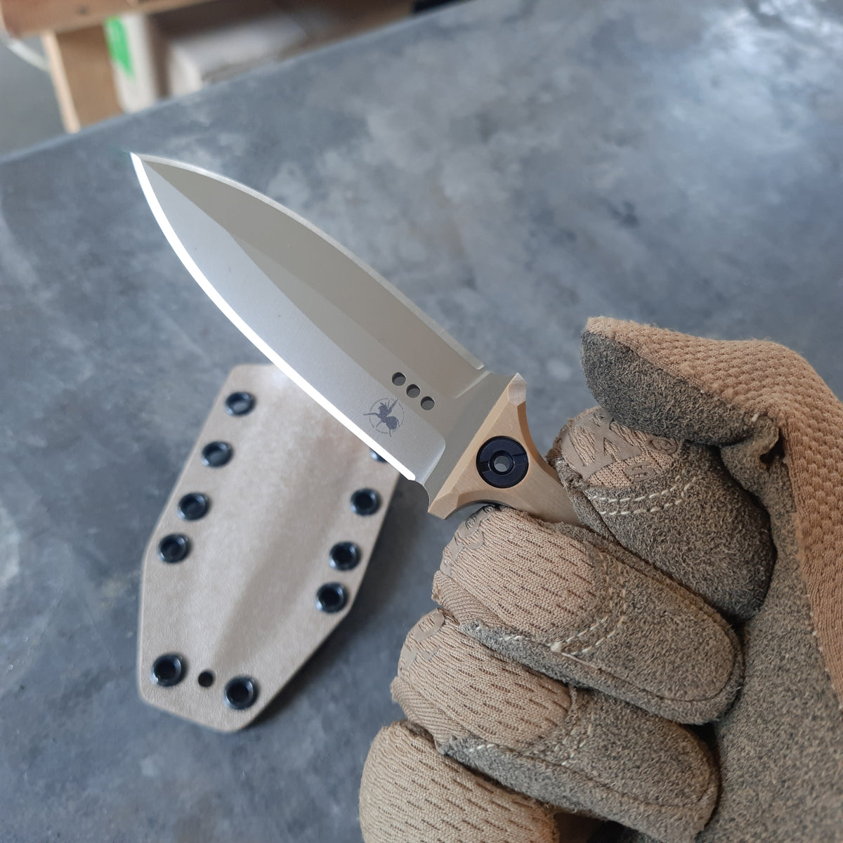 Atrax ENKIDU Taktisches Stoßmesser mit schwarzem Griff und LR Black Cerakote-Finish