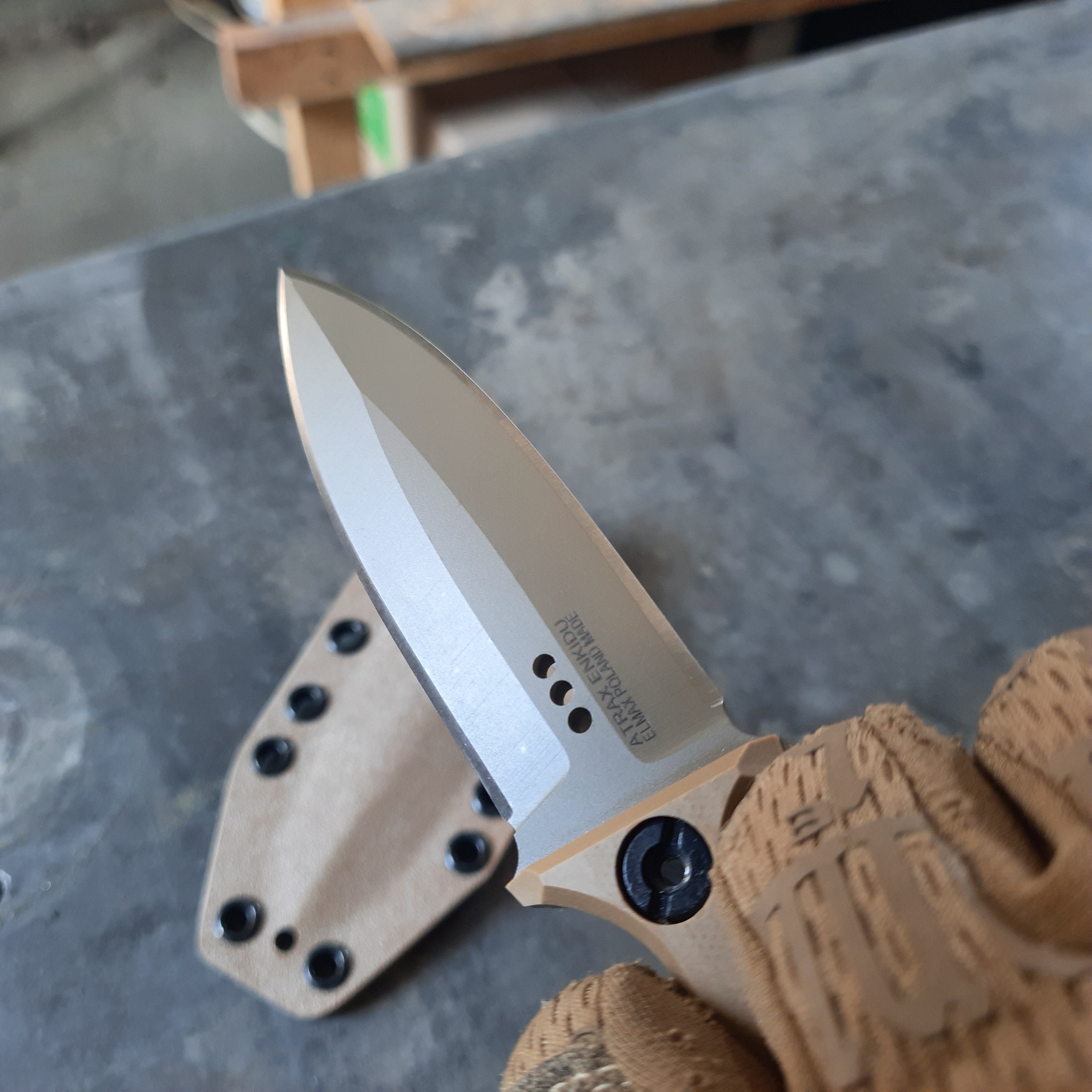 Atrax ENKIDU Taktisches Stoßmesser mit schwarzem Griff und LR Black Cerakote-Finish