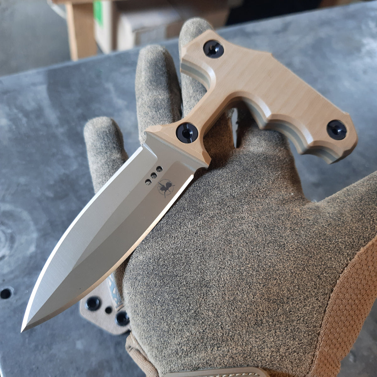 Atrax ENKIDU Taktisches Stoßmesser mit schwarzem Griff und LR Black Cerakote-Finish