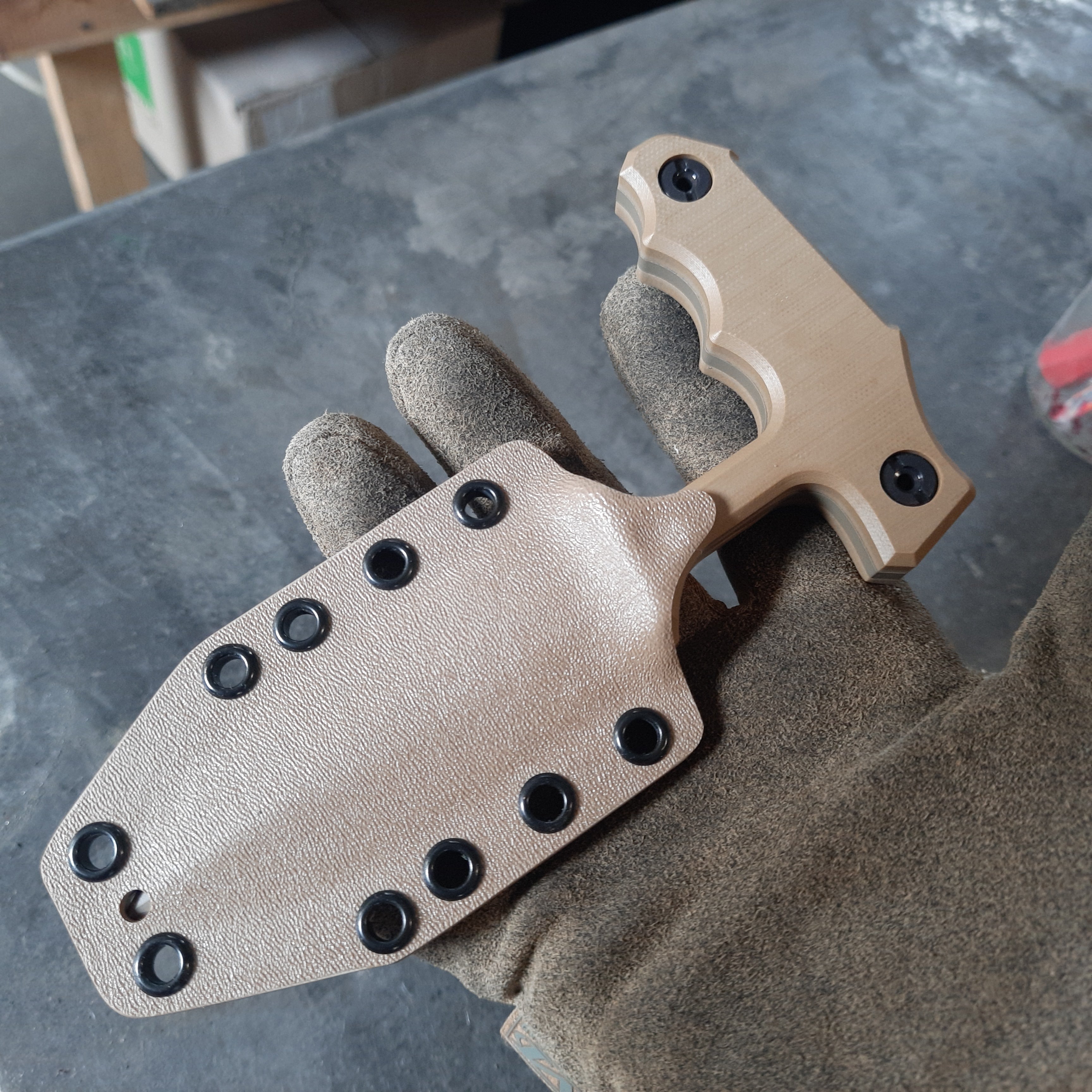 Atrax ENKIDU Taktisches Stoßmesser mit schwarzem Griff und LR Black Cerakote-Finish