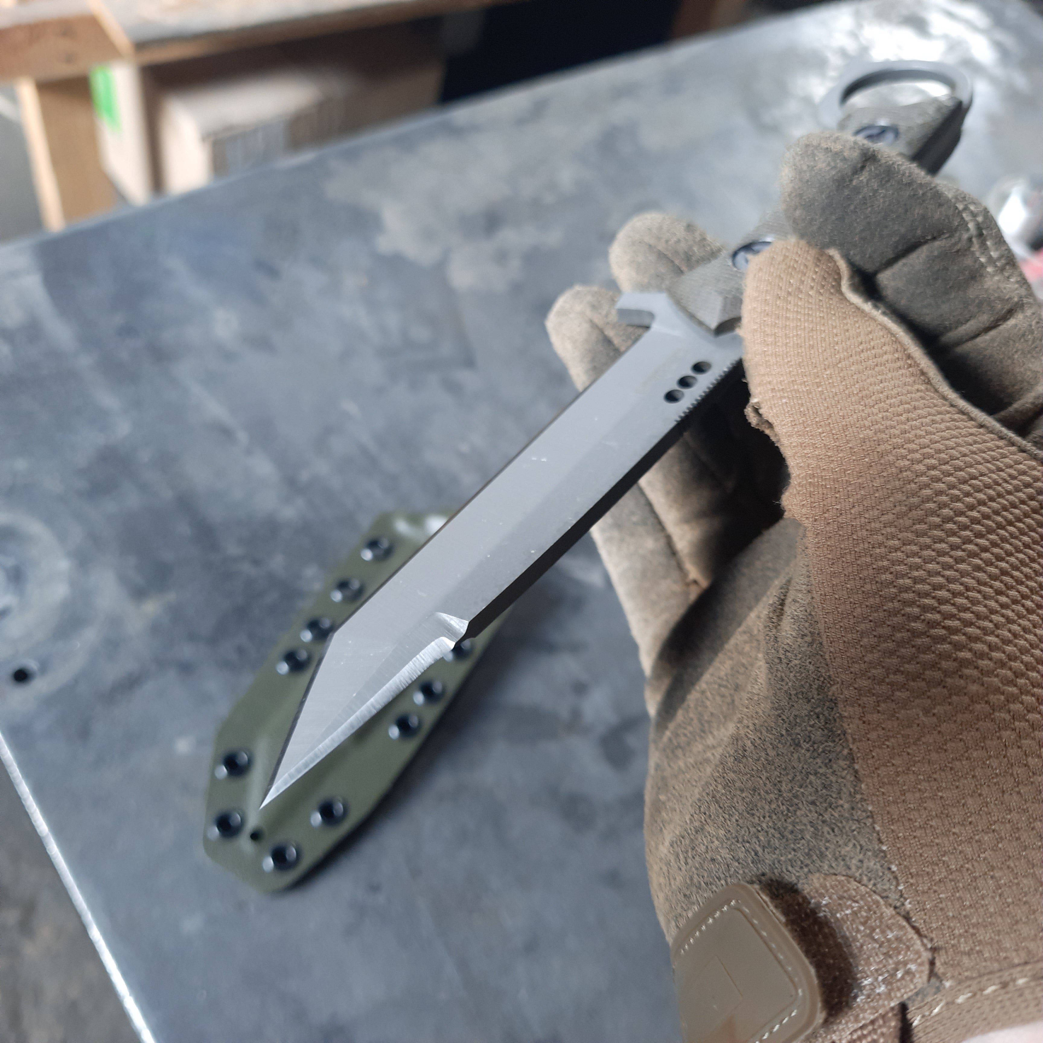 Atrax Shadow XL Taktisches Ringmesser mit braunem Canvas-Micarta-Griff