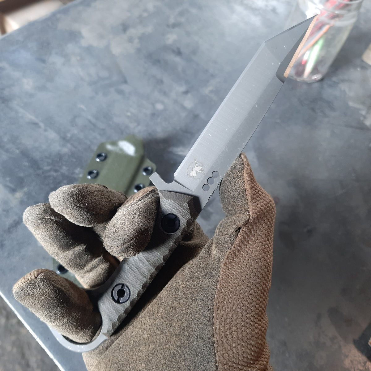 Atrax Shadow XL Taktisches Ringmesser mit braunem Canvas-Micarta-Griff