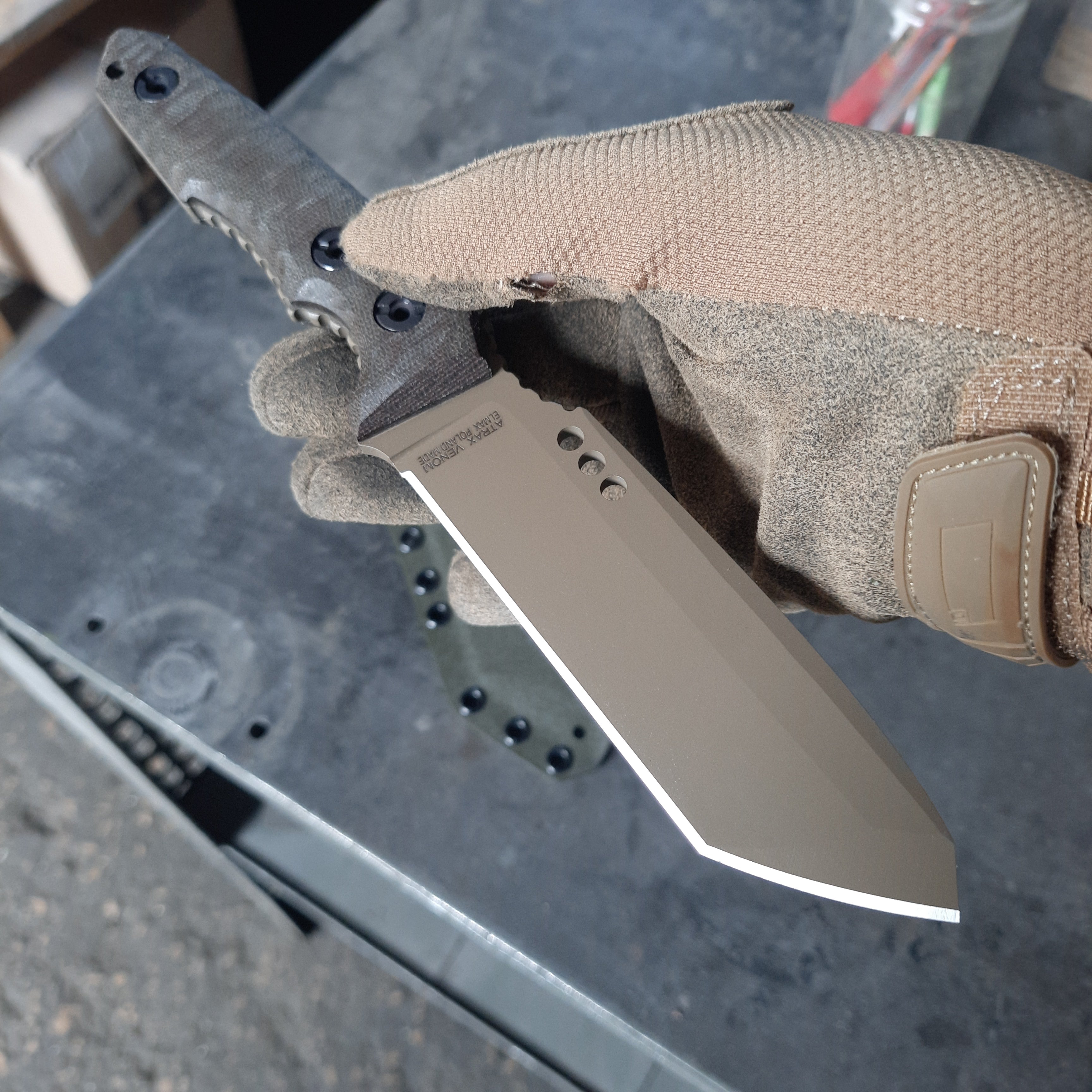 Atrax Venom Tactical & Daycare Messer Stonewashed mit grünem Micarta-Griff
