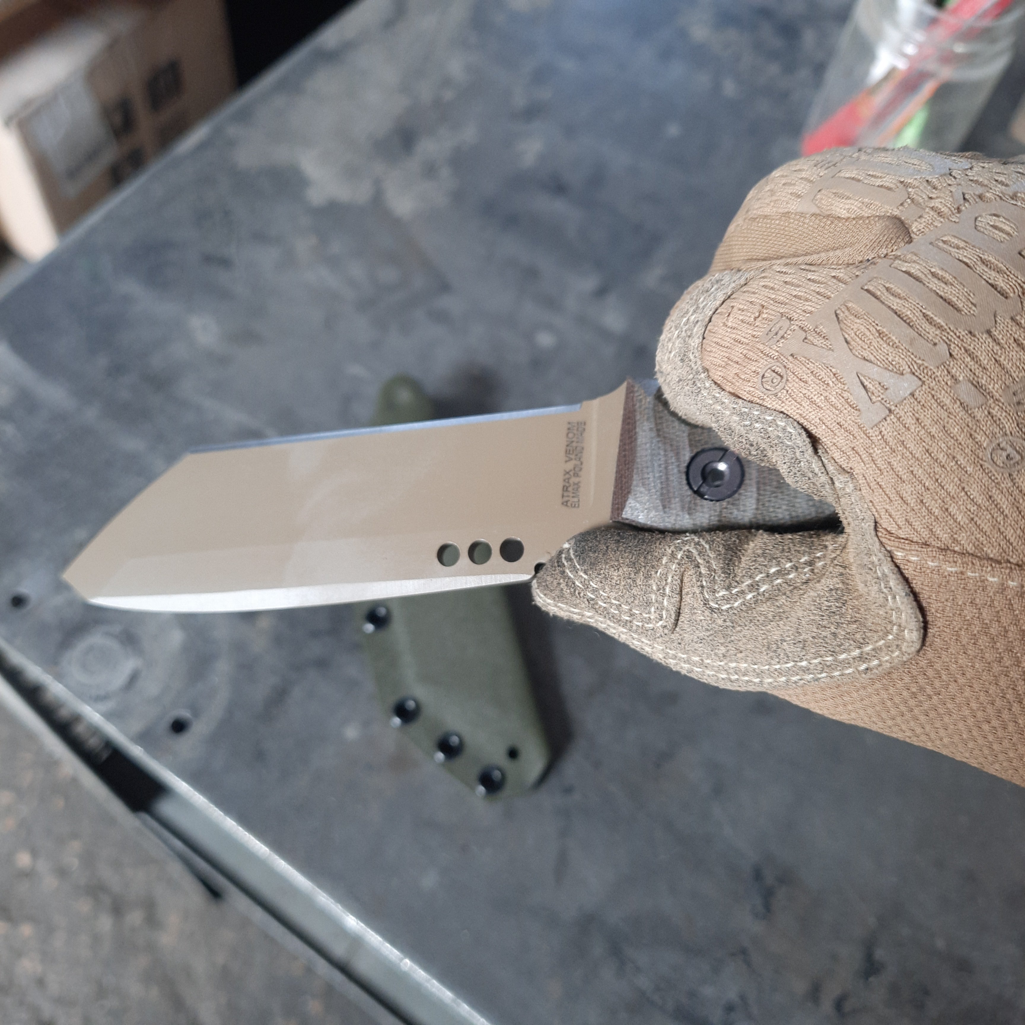Atrax Venom Tactical & Daycare Messer Stonewashed mit grünem Micarta-Griff