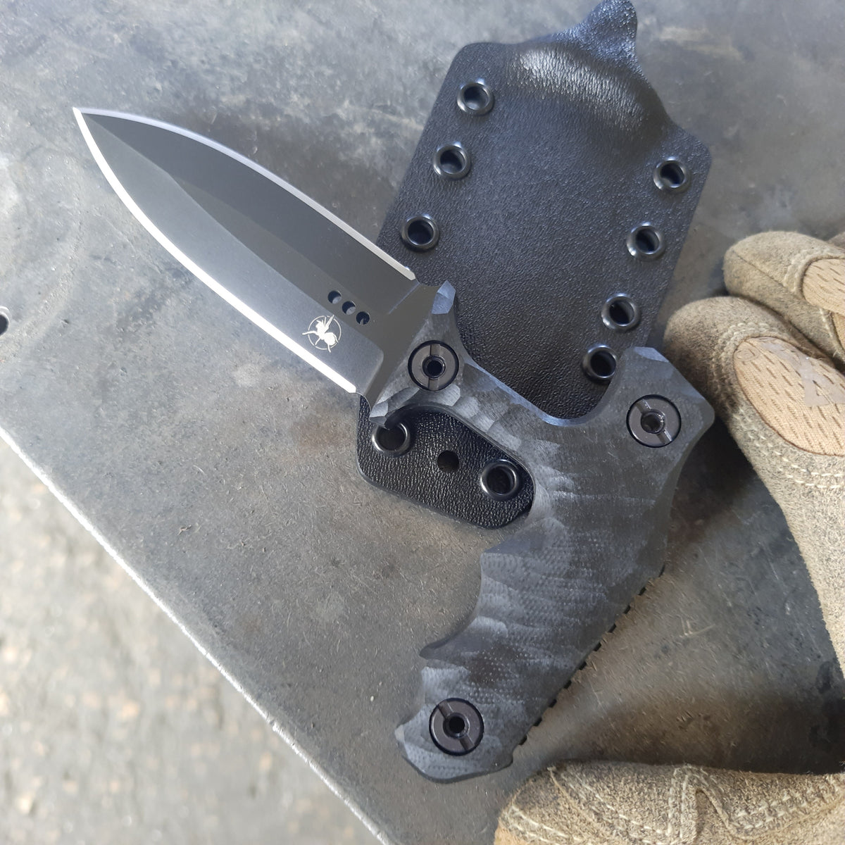 Atrax ENKIDU Taktisches Stoßmesser mit schwarzem Griff und LR Black Cerakote-Finish