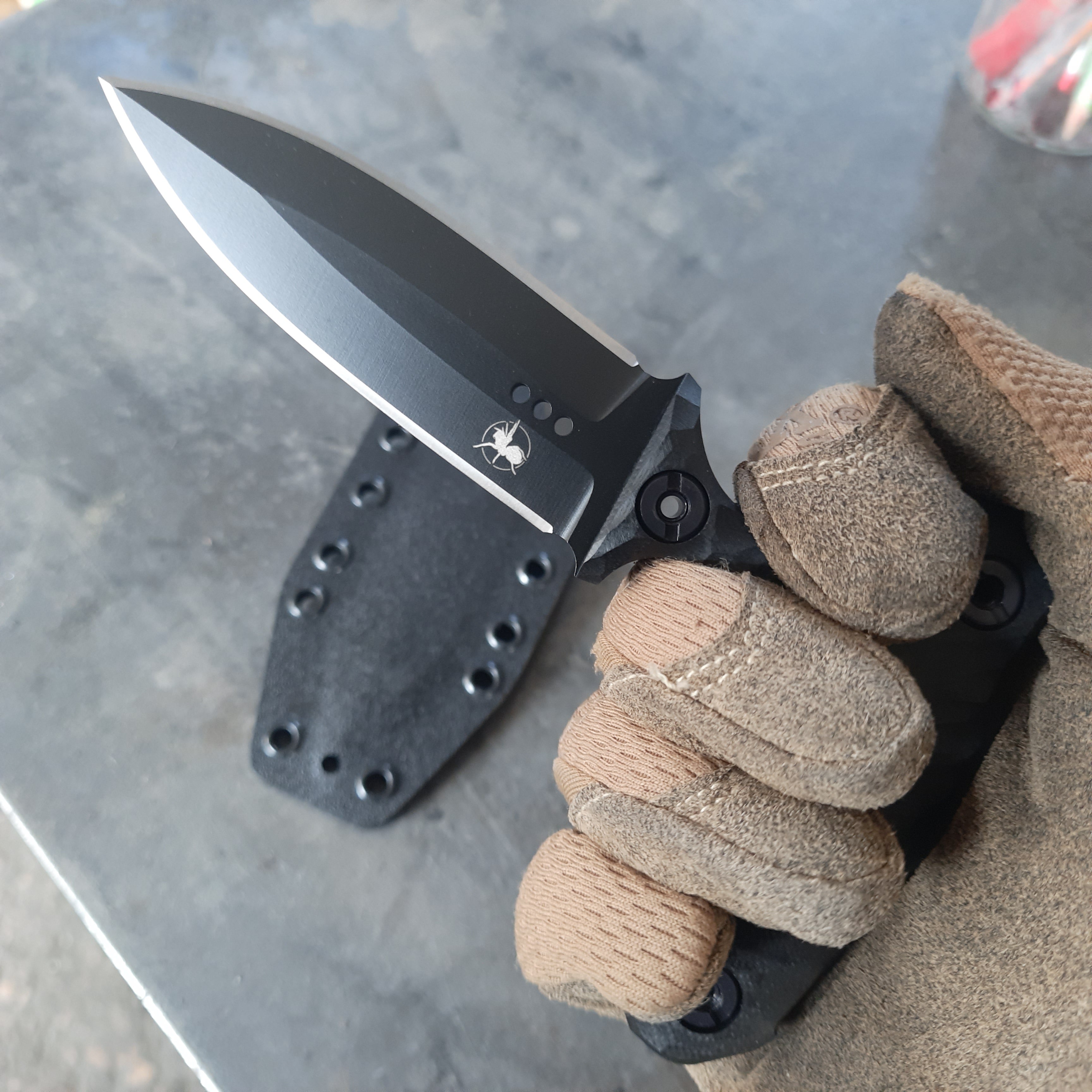 Atrax ENKIDU Taktisches Stoßmesser mit schwarzem Griff und LR Black Cerakote-Finish