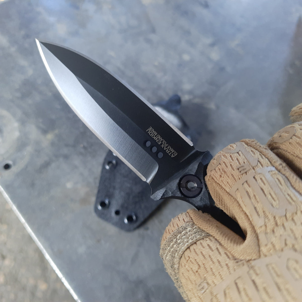 Atrax ENKIDU Taktisches Stoßmesser mit schwarzem Griff und LR Black Cerakote-Finish