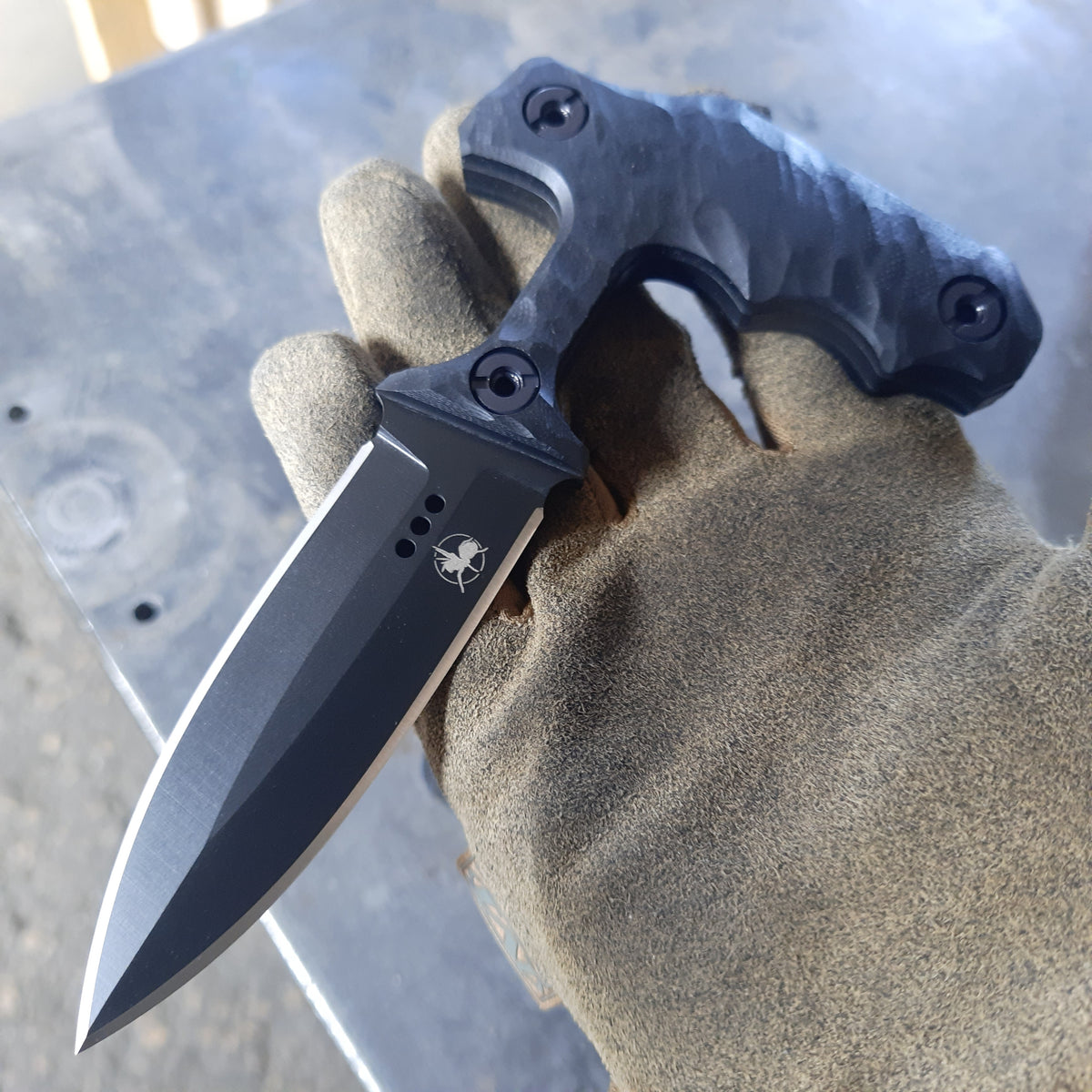 Atrax ENKIDU Taktisches Stoßmesser mit schwarzem Griff und LR Black Cerakote-Finish