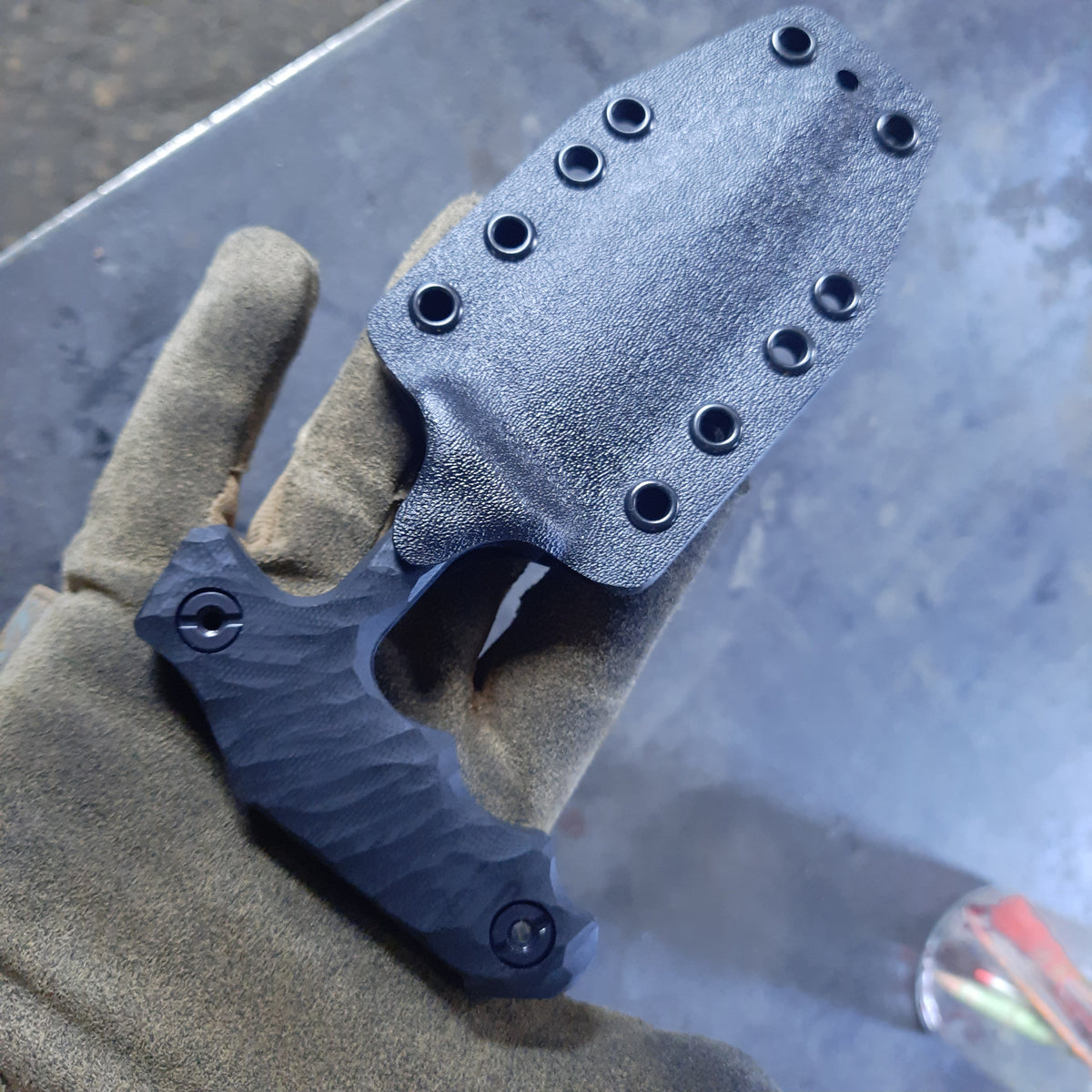 Atrax ENKIDU Taktisches Stoßmesser mit schwarzem Griff und LR Black Cerakote-Finish