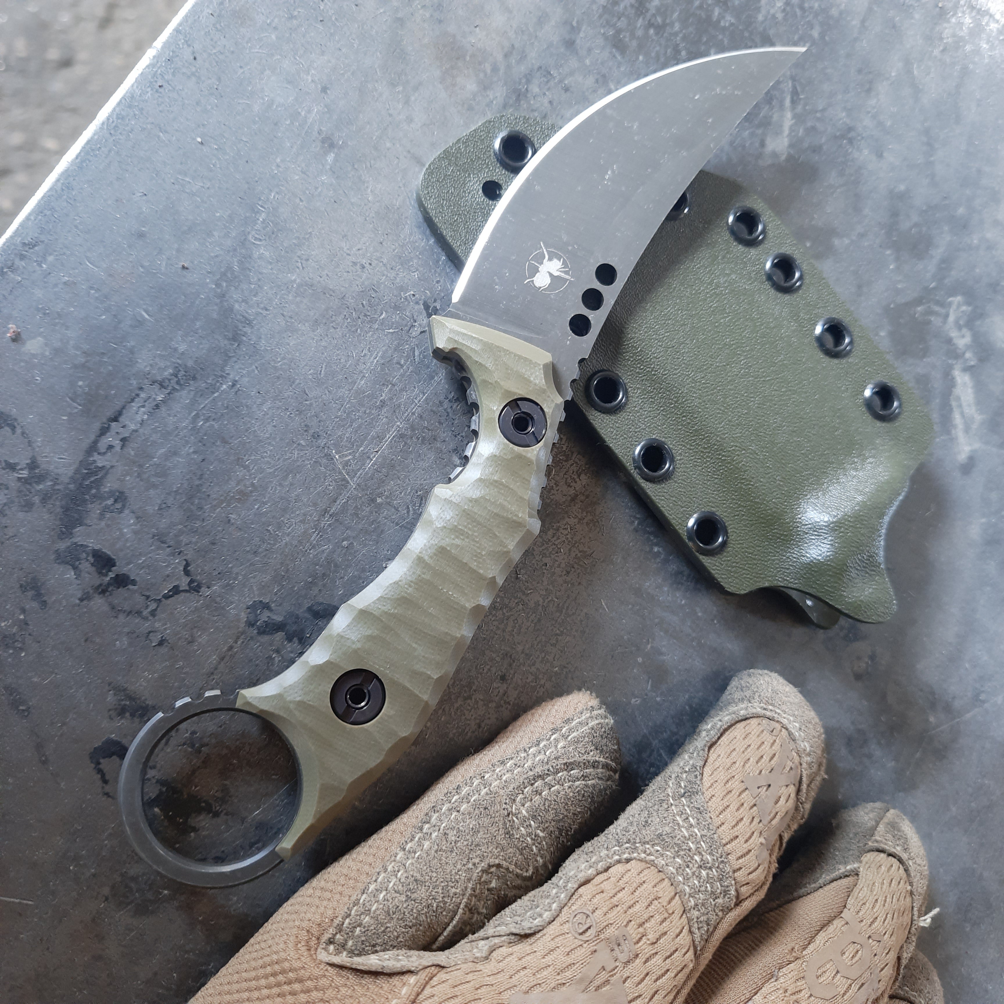 Atrax PLAGUE Stonewashed Tactical Ring Knife mit schwarzem G10-Griff und schwarzem Kydex