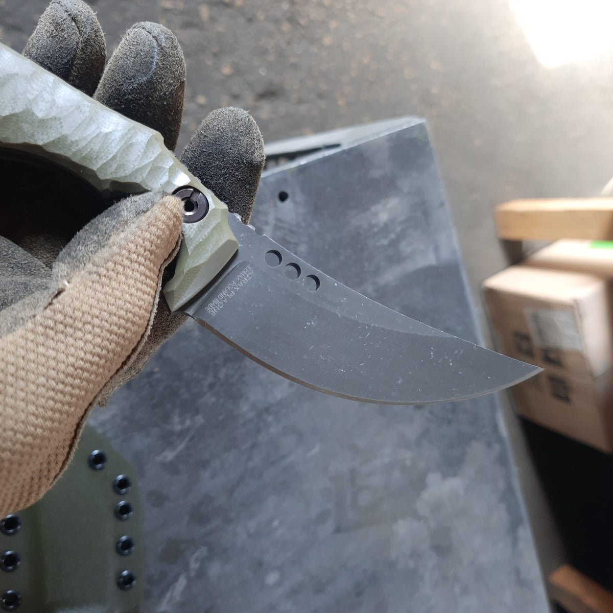 Atrax PLAGUE Stonewashed Tactical Ring Knife mit schwarzem G10-Griff und schwarzem Kydex