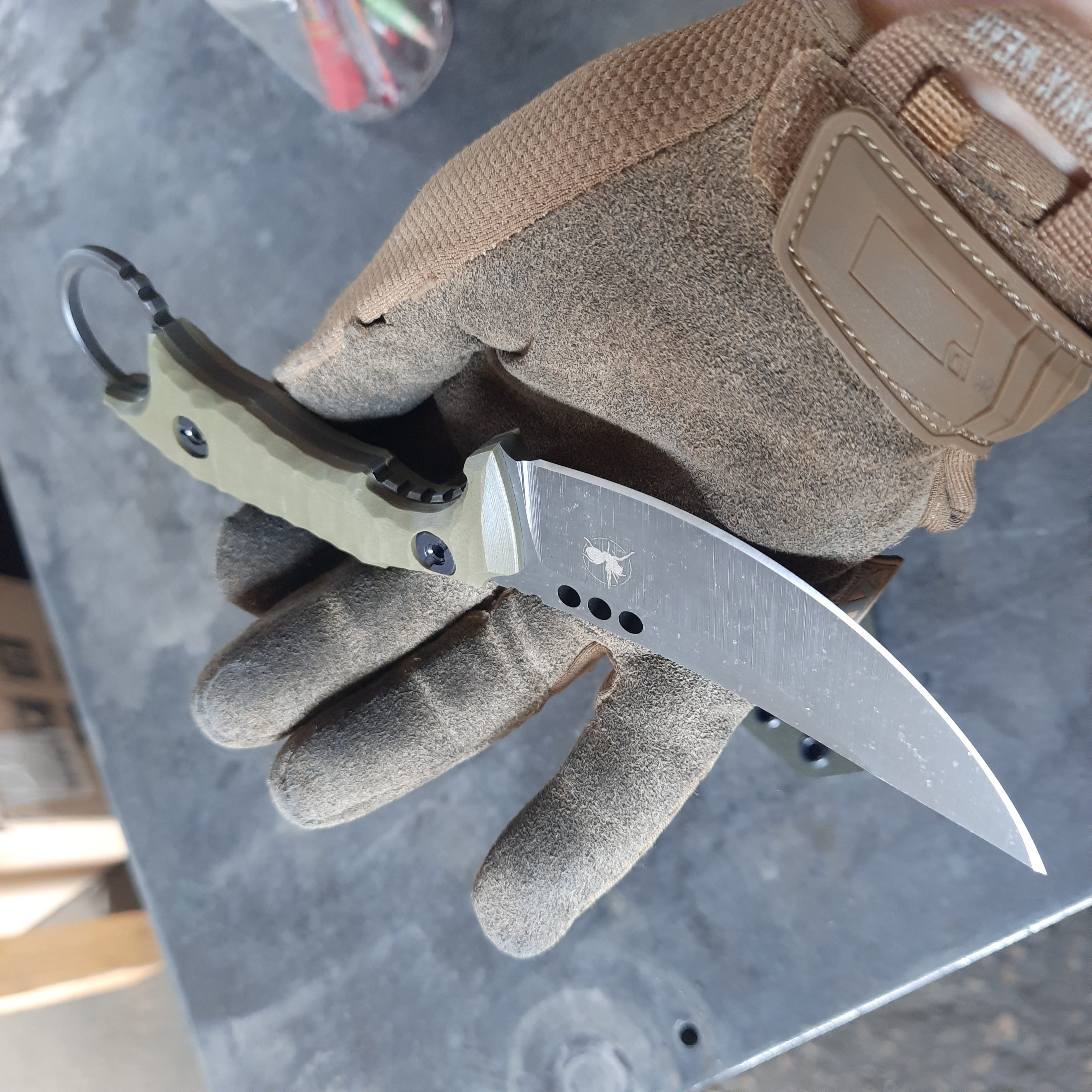 Atrax PLAGUE Stonewashed Tactical Ring Knife mit schwarzem G10-Griff und schwarzem Kydex