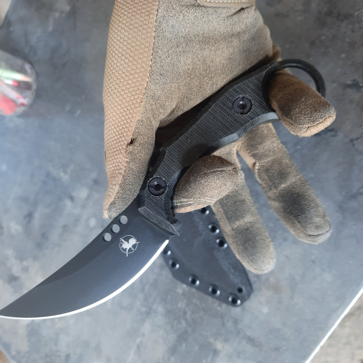 Atrax PLAGUE Stonewashed Tactical Ring Knife mit schwarzem G10-Griff und schwarzem Kydex