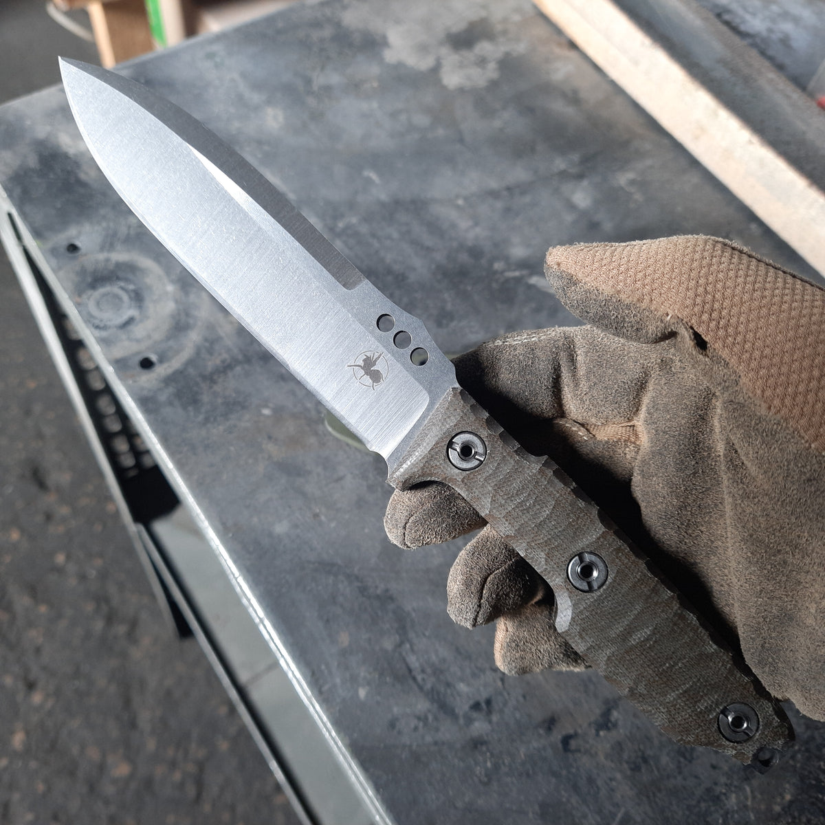 Atrax NOXIOUS Taktisches Messer mit braunem Griff und LR BLACK Cerakote
