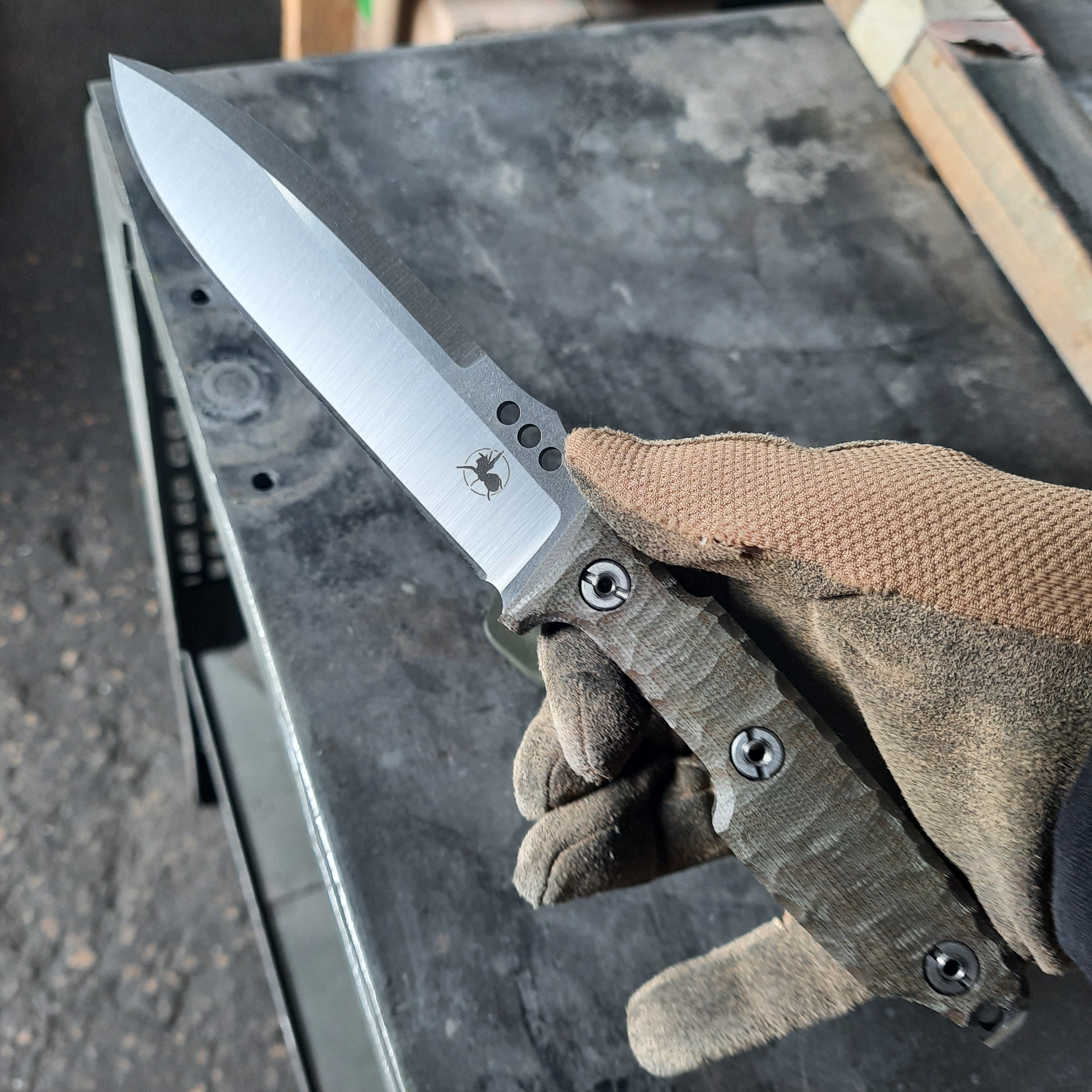 Atrax NOXIOUS Taktisches Messer mit braunem Griff und LR BLACK Cerakote