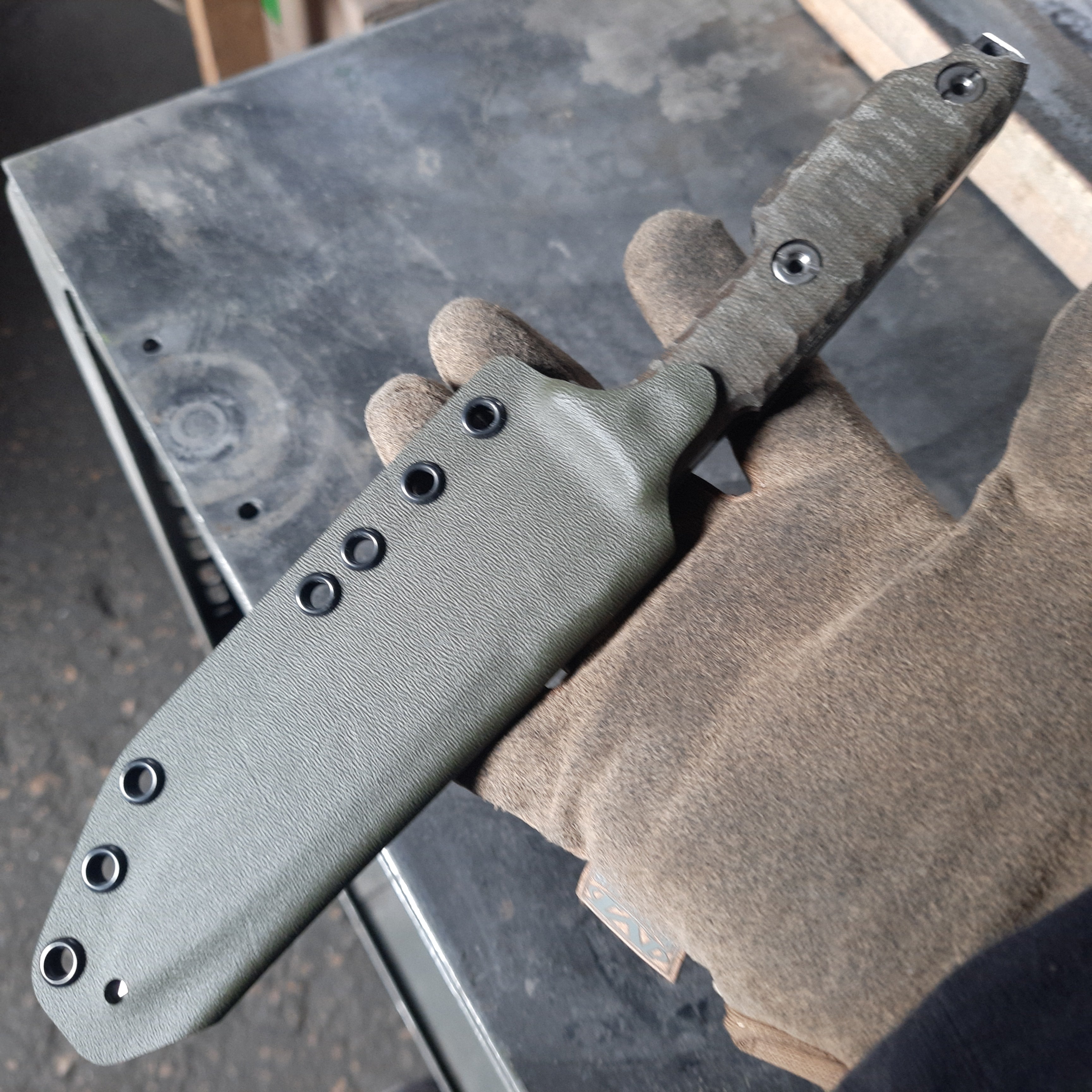 Atrax NOXIOUS Taktisches Messer mit braunem Griff und LR BLACK Cerakote