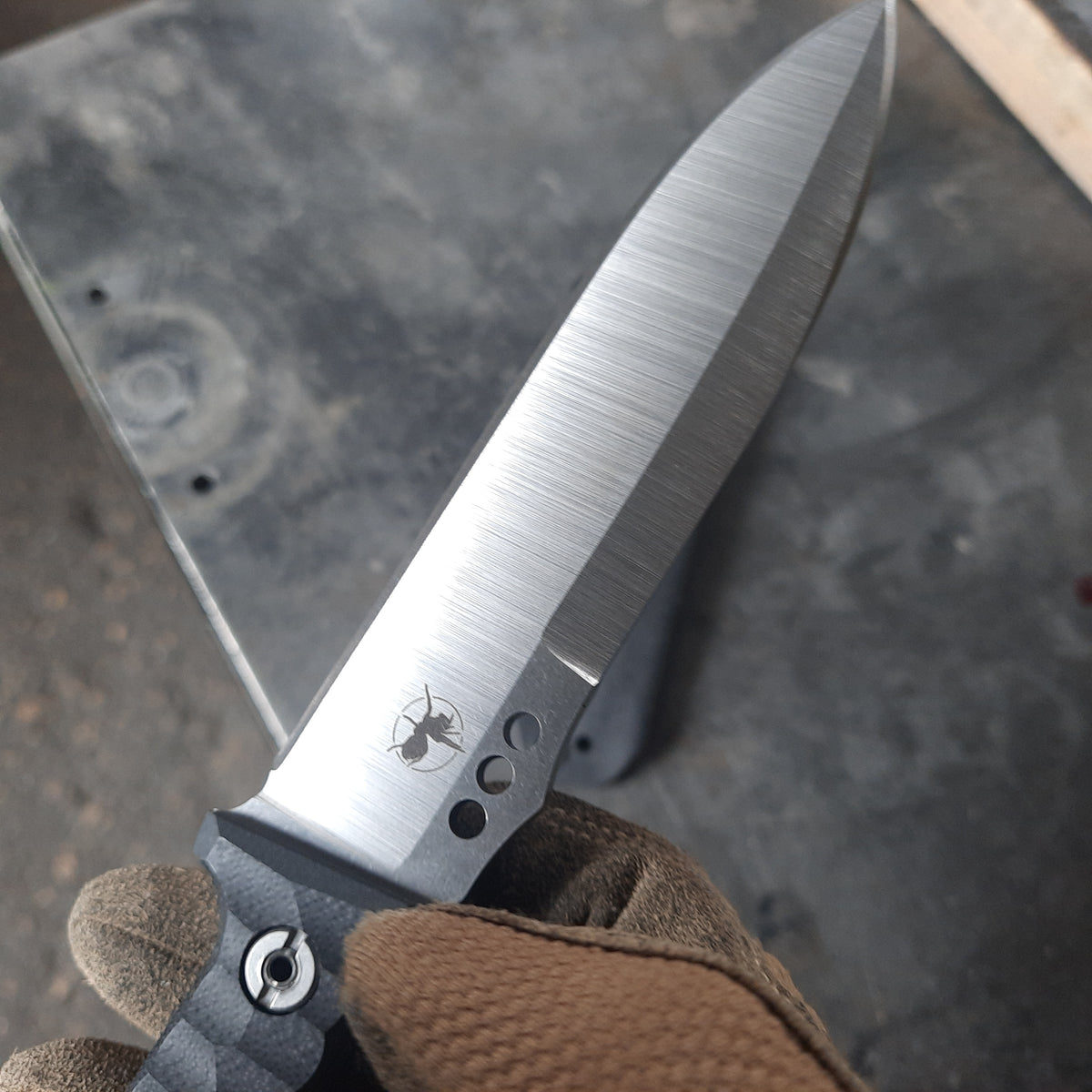 Atrax NOXIOUS Taktisches Messer mit braunem Griff und LR BLACK Cerakote