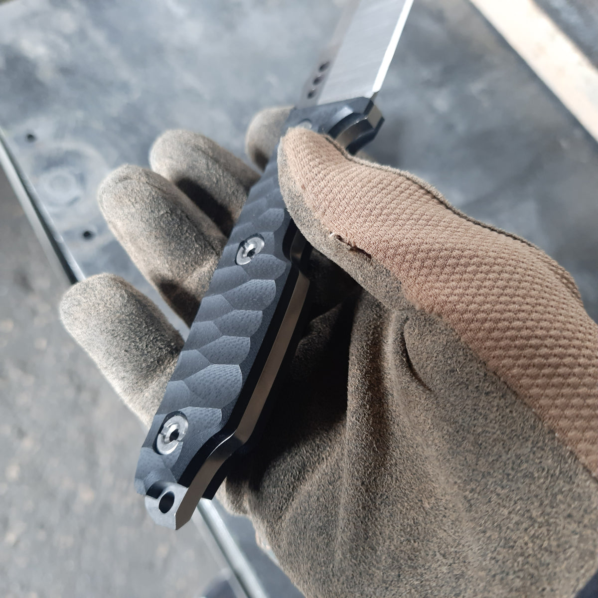 Atrax NOXIOUS Taktisches Messer mit braunem Griff und LR BLACK Cerakote
