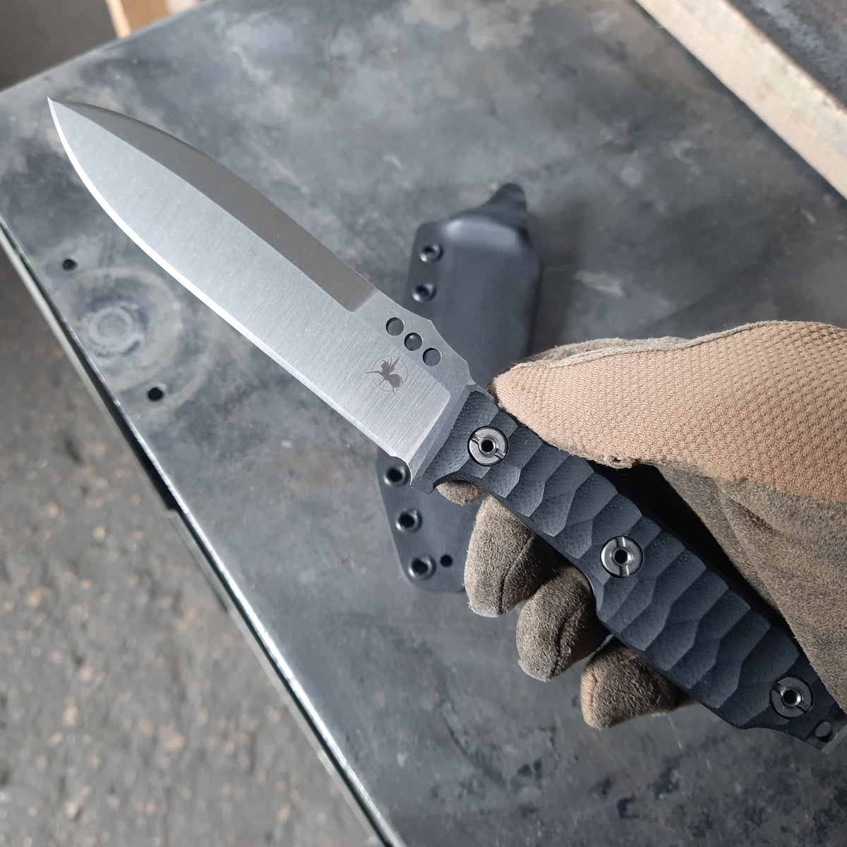 Atrax NOXIOUS Taktisches Messer mit braunem Griff und LR BLACK Cerakote