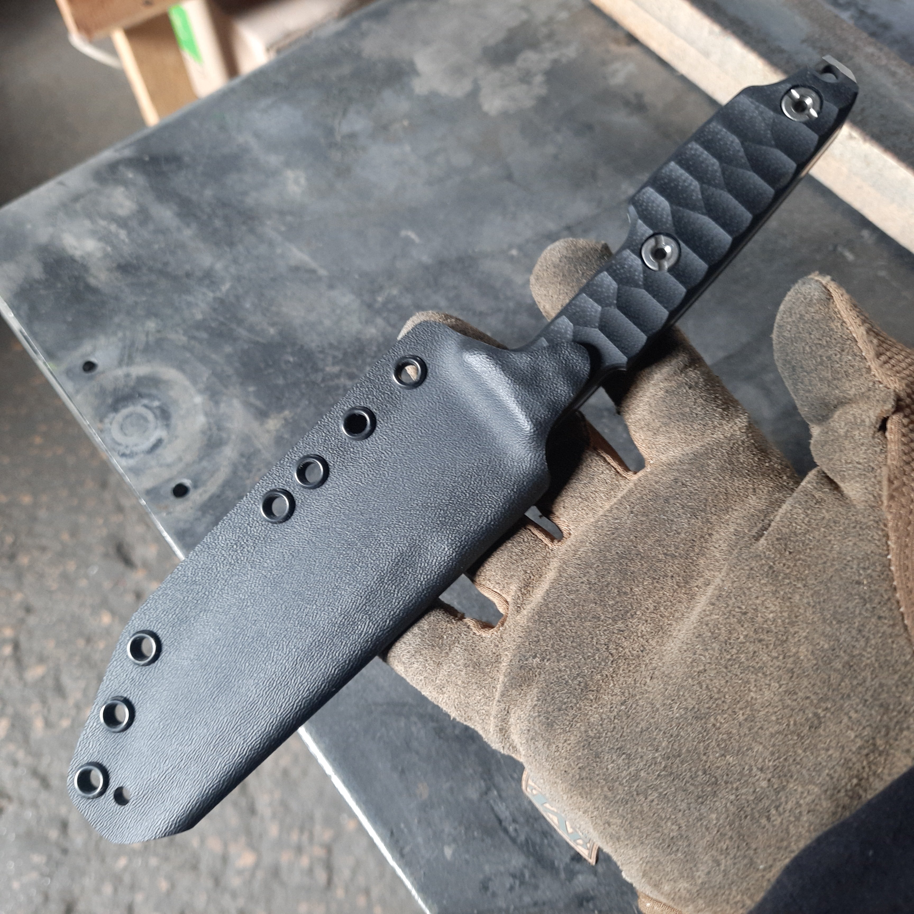 Atrax NOXIOUS Taktisches Messer mit braunem Griff und LR BLACK Cerakote