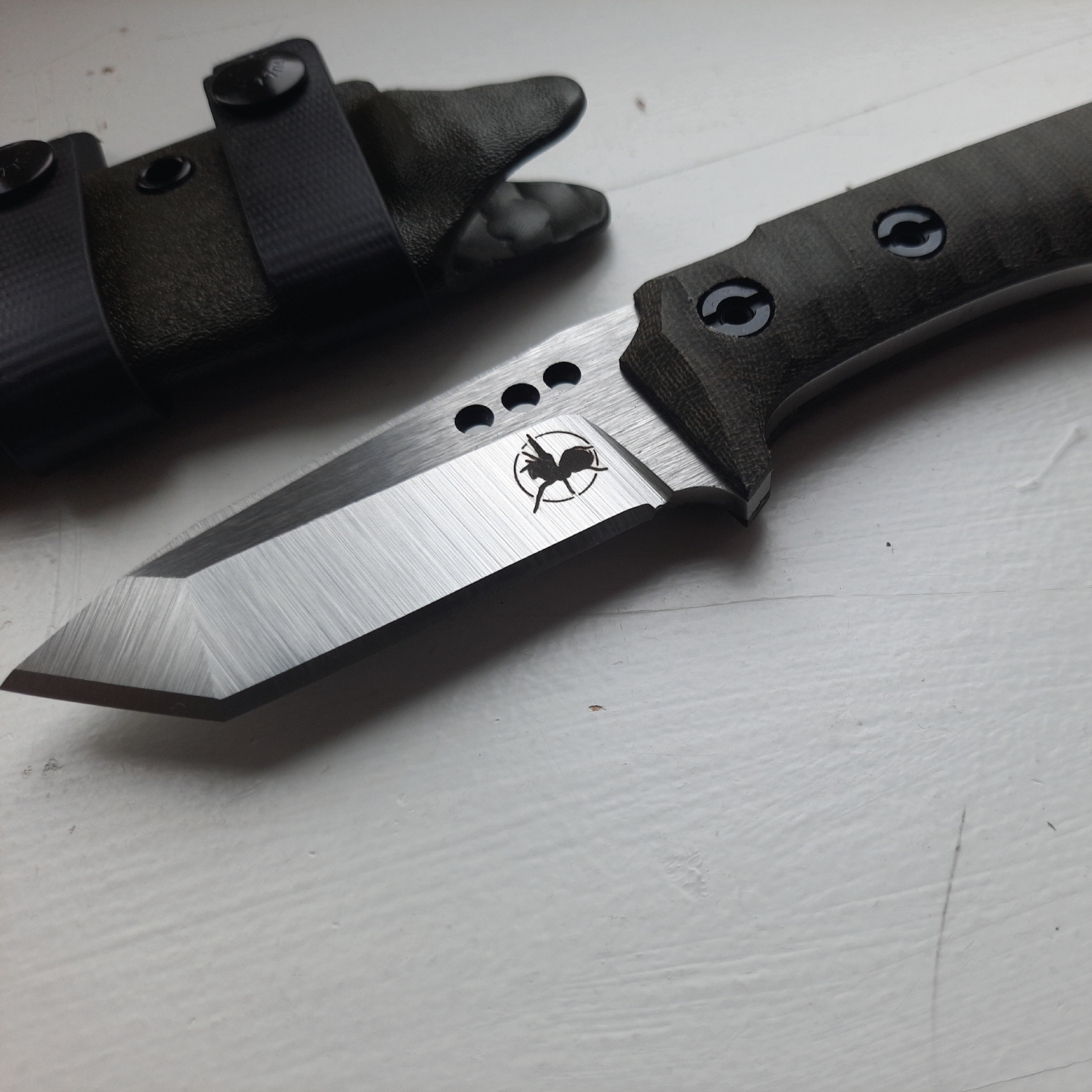 ATRAX SERUM Silver Satin Tactical & Daycare Tanto-Messer mit grünem Micarta-Griff