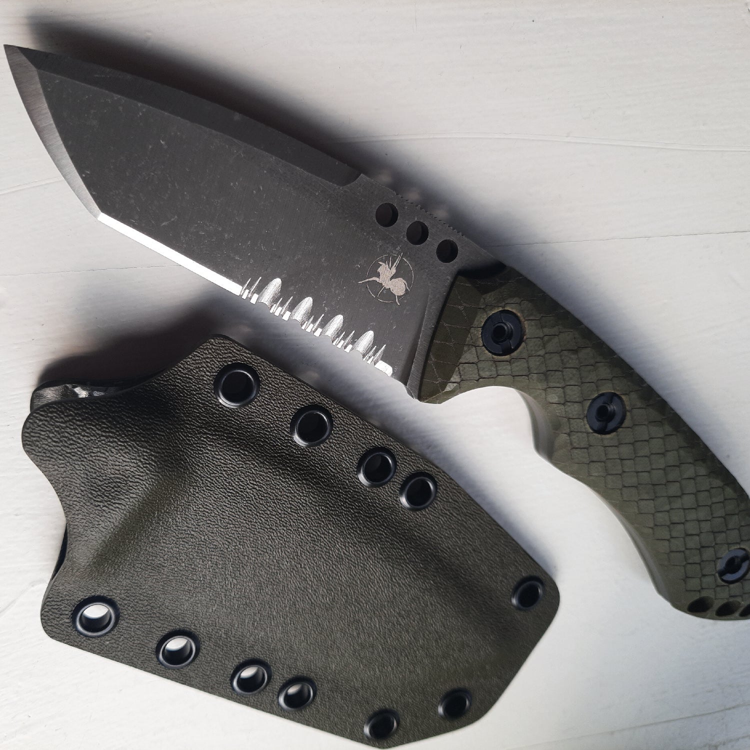 ATRAX BOA Tactical Knife - SNAKE SKIN PATERN ON HANDLE