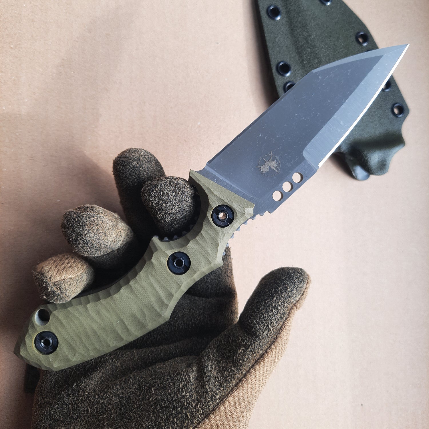 Atrax Rogue Taktisches Messer mit OD-grünem G10-Griff und Stonewashed-Finish