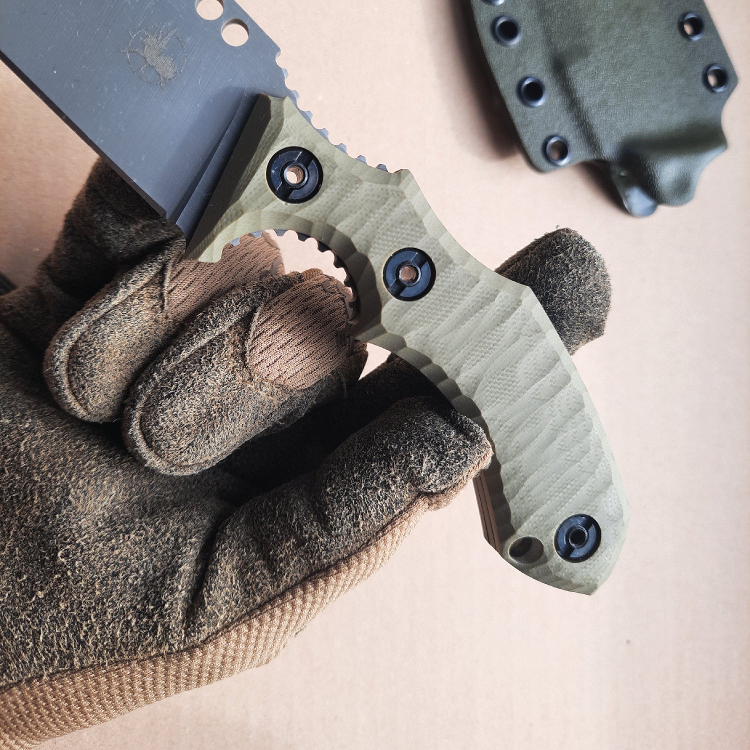 Atrax Rogue Taktisches Messer mit OD-grünem G10-Griff und Stonewashed-Finish