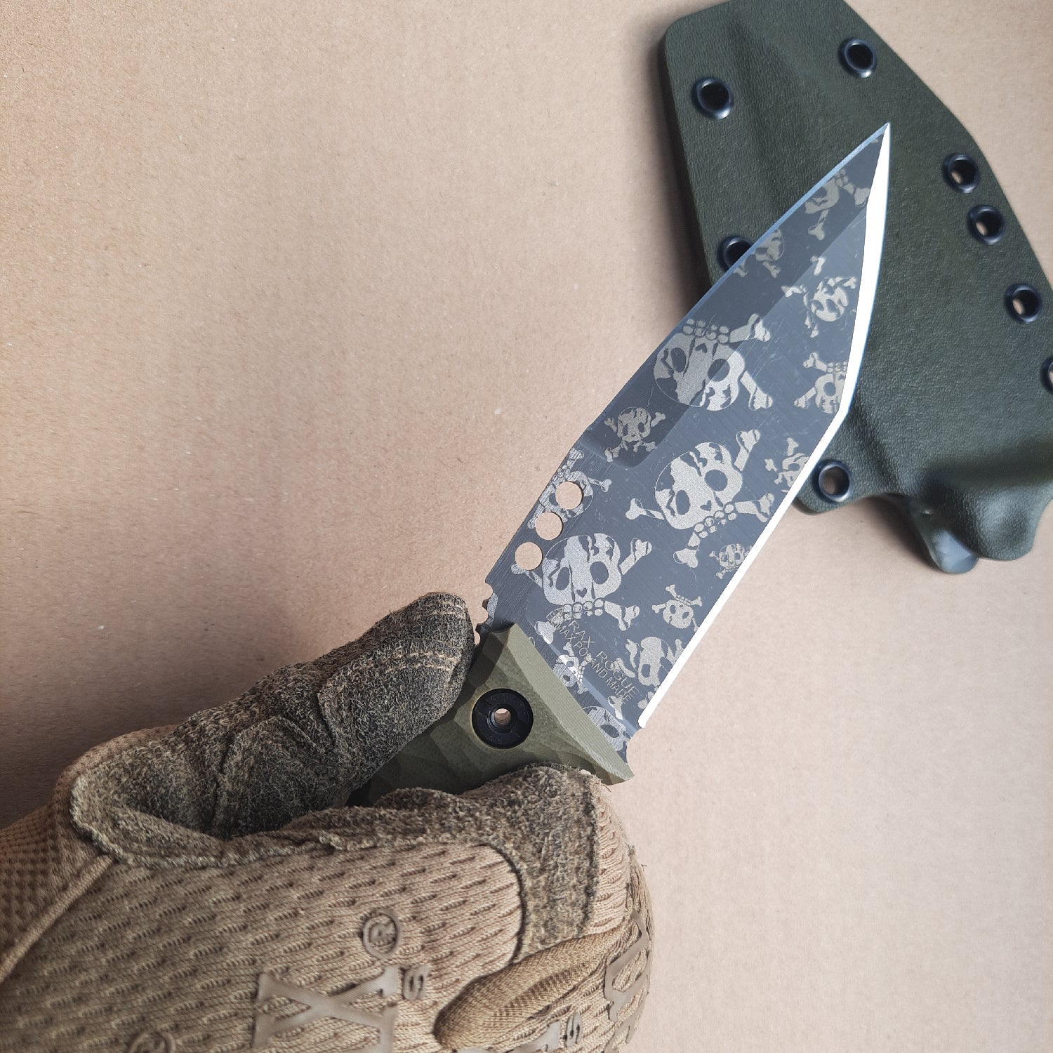 Atrax Rogue Taktisches Messer mit OD-grünem G10-Griff und Stonewashed-Finish