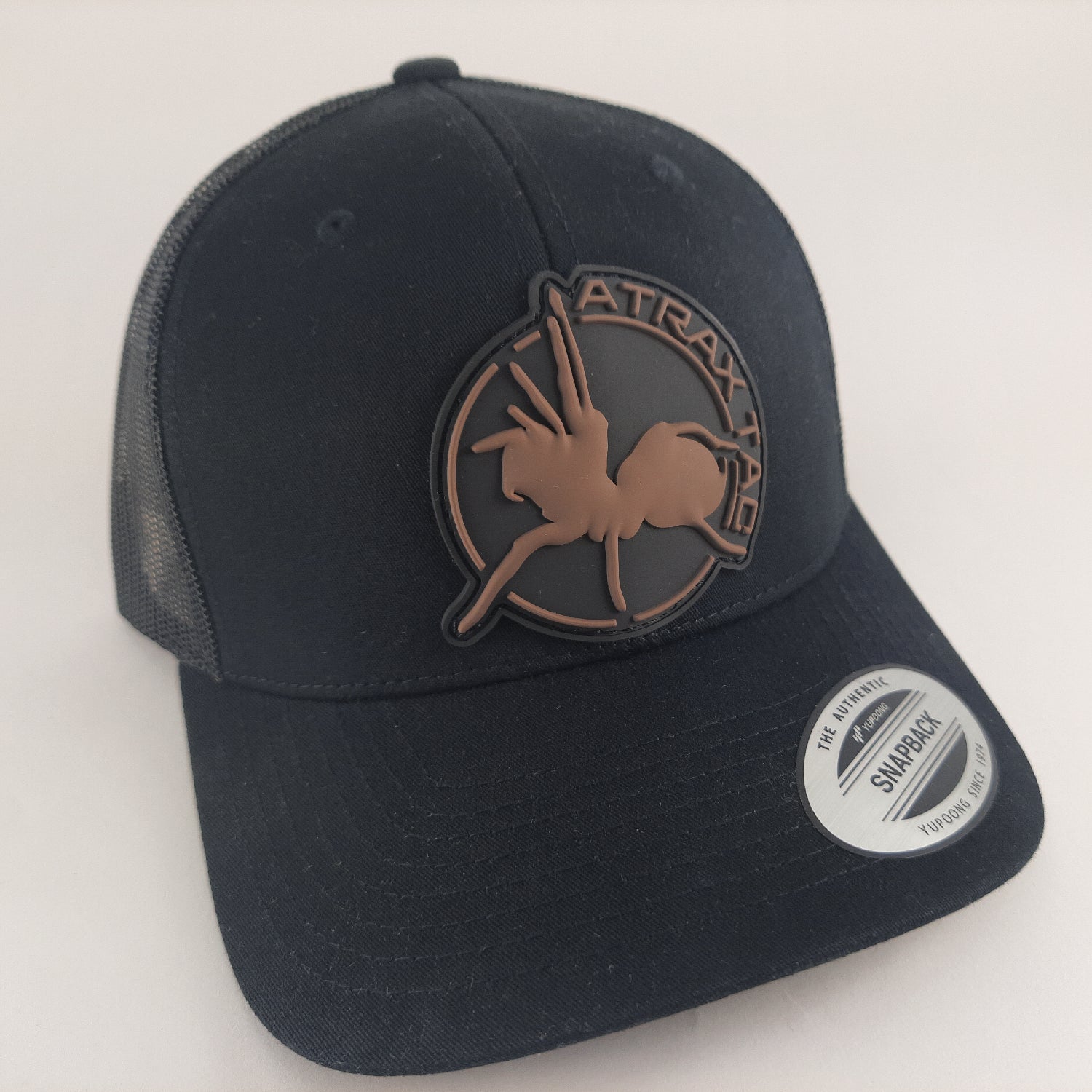 AtraxTac Tracker-Kappe in Schwarz – braunes Logo