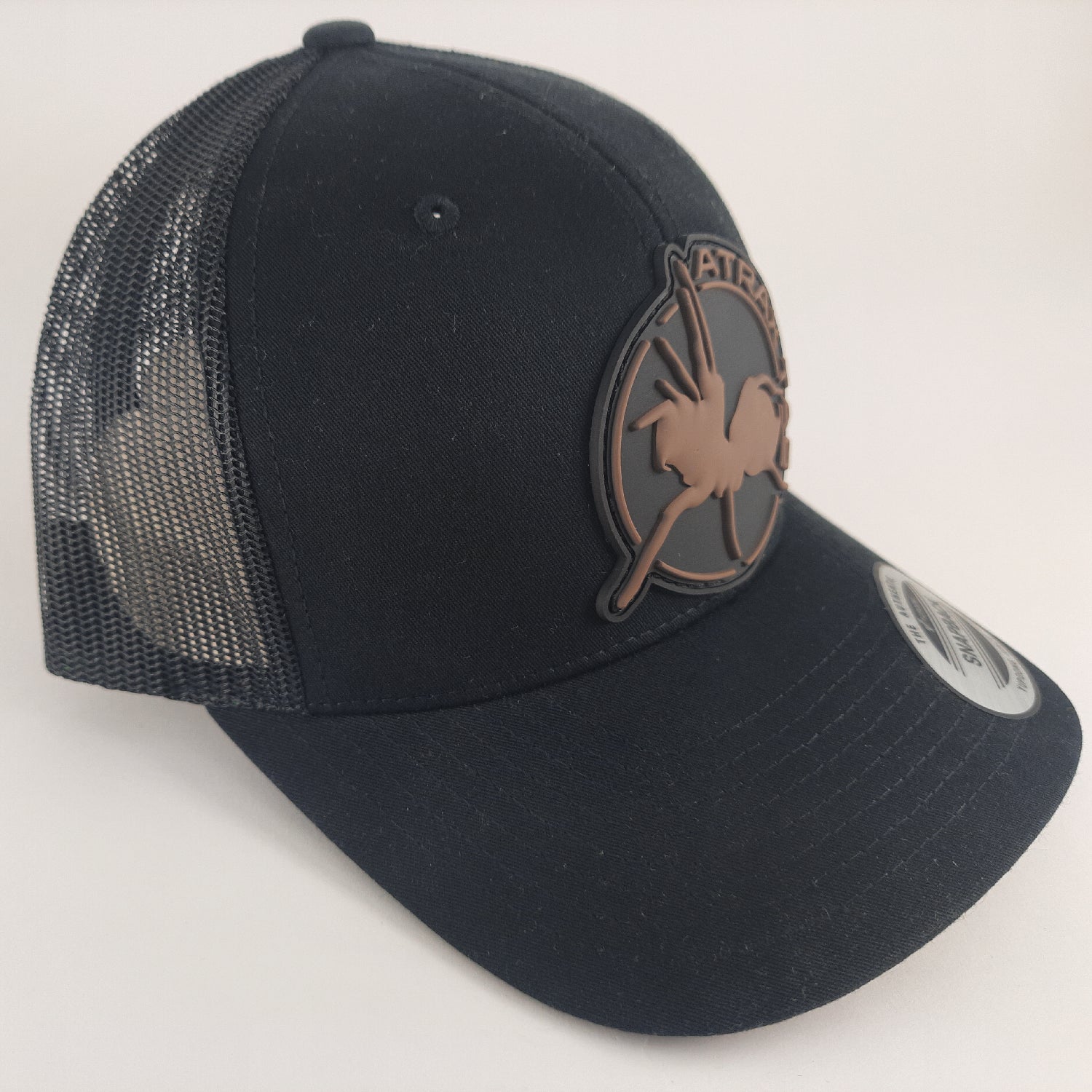 AtraxTac Tracker-Kappe in Schwarz – braunes Logo