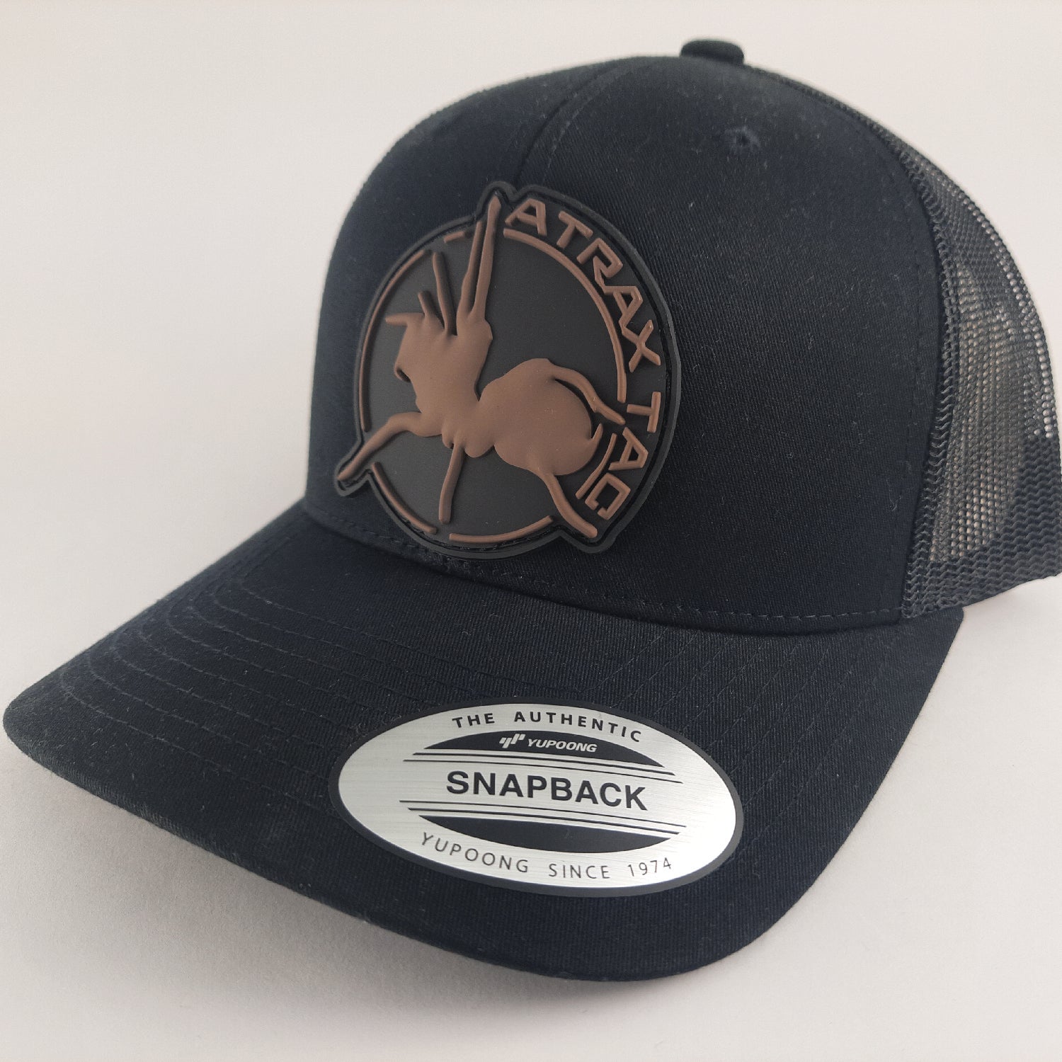 AtraxTac Tracker-Kappe in Schwarz – braunes Logo