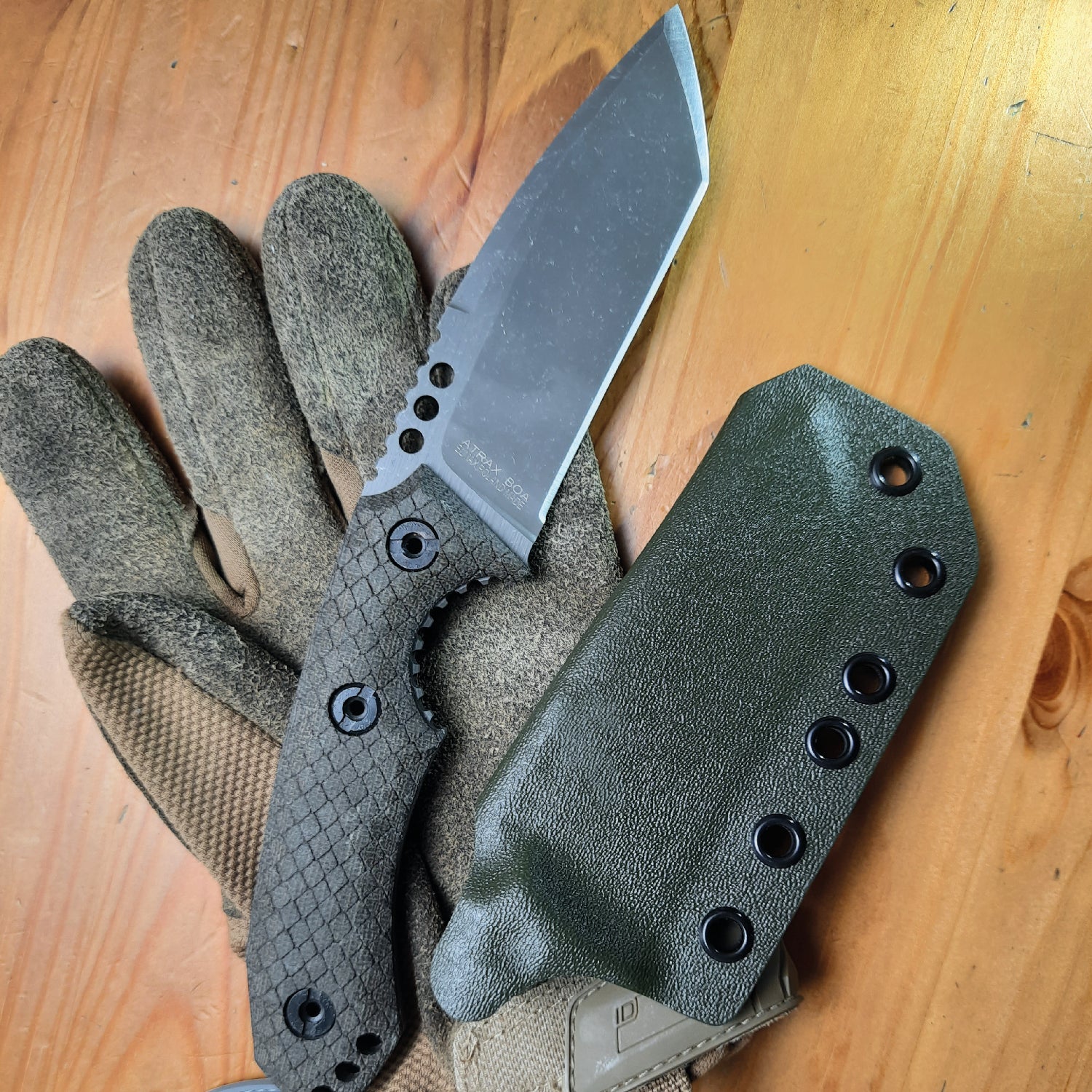 ATRAX BOA Tactical Knife - SNAKE SKIN PATERN ON HANDLE
