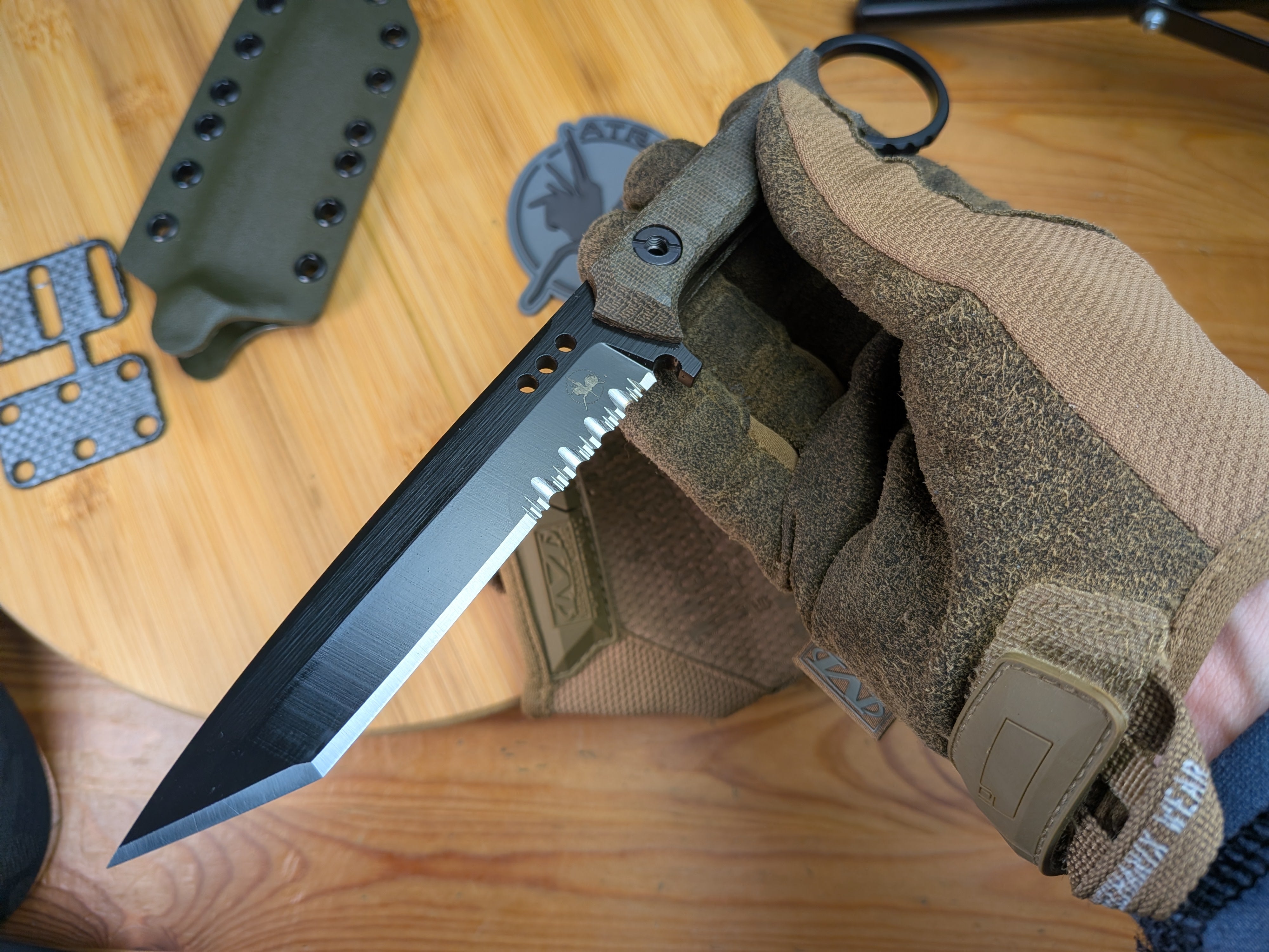 Atrax Shadow XL Taktisches Ringmesser mit braunem Canvas-Micarta-Griff