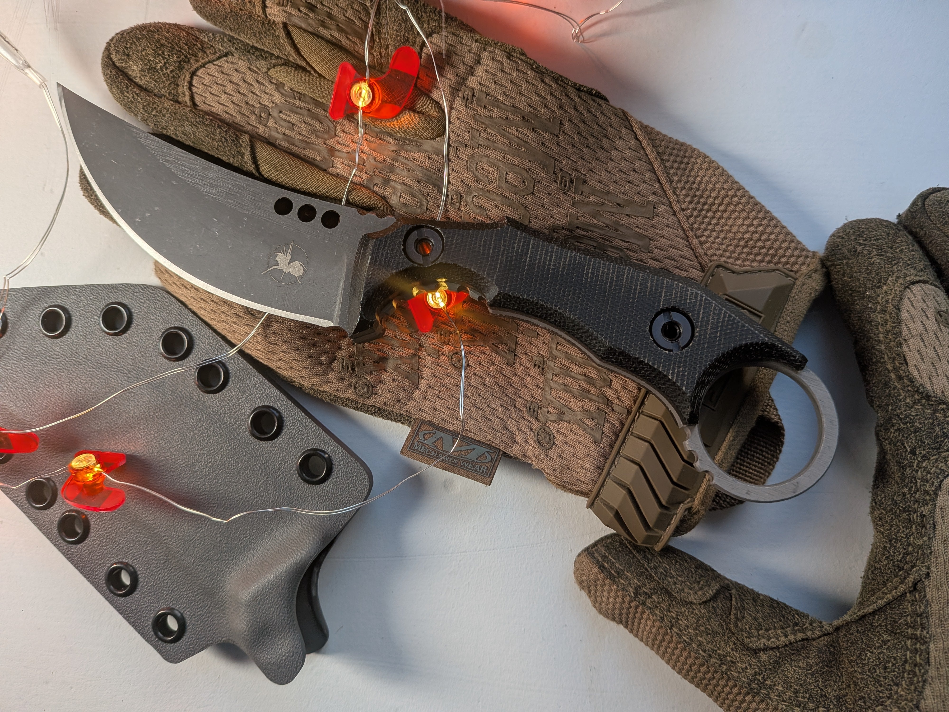 Nóż taktyczny Atrax PLAGUE Stonewashed z czarną rękojeścią G10 i czarnym kydexem