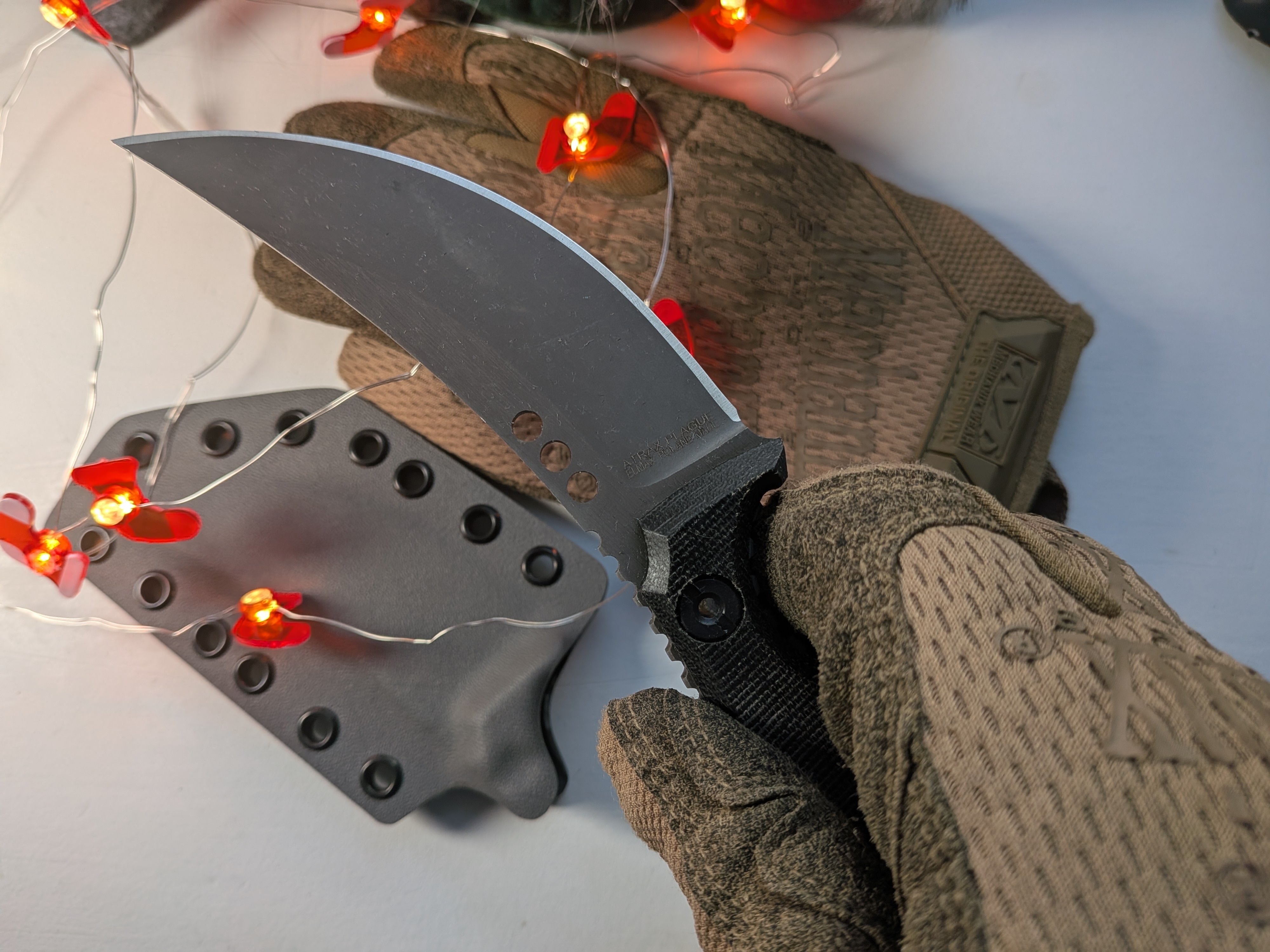 Atrax PLAGUE Stonewashed Tactical Ring Knife mit schwarzem G10-Griff und schwarzem Kydex