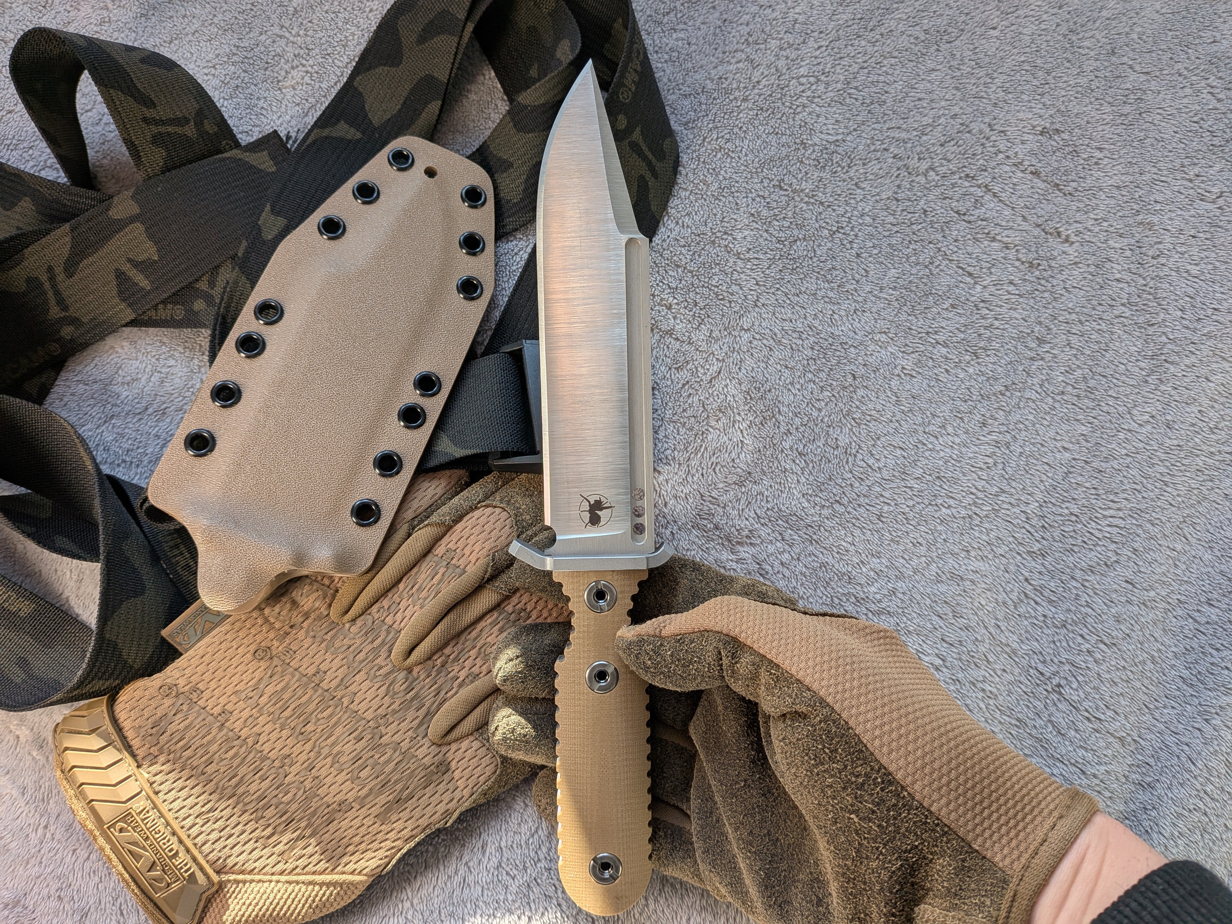 Nóż taktyczny Atrax NOXIOUS z brązową rękojeścią i powłoką LR BLACK Cerakote